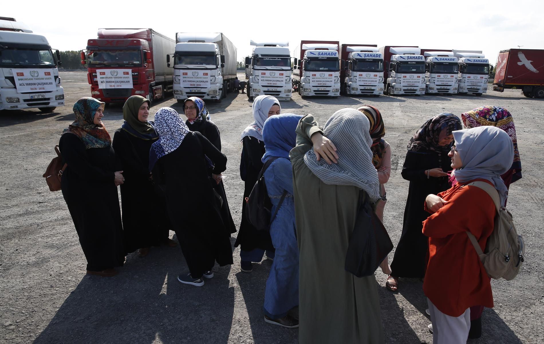 Турция изпрати хуманитарна помощ в Идлиб, но това не спря потока от хора