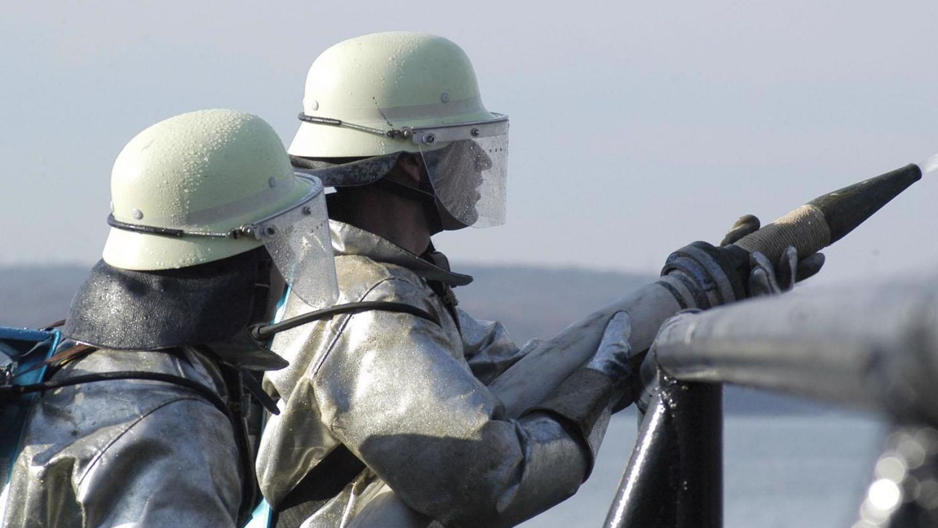 Голям пожар се разгоря на метри от фамилни къщи в