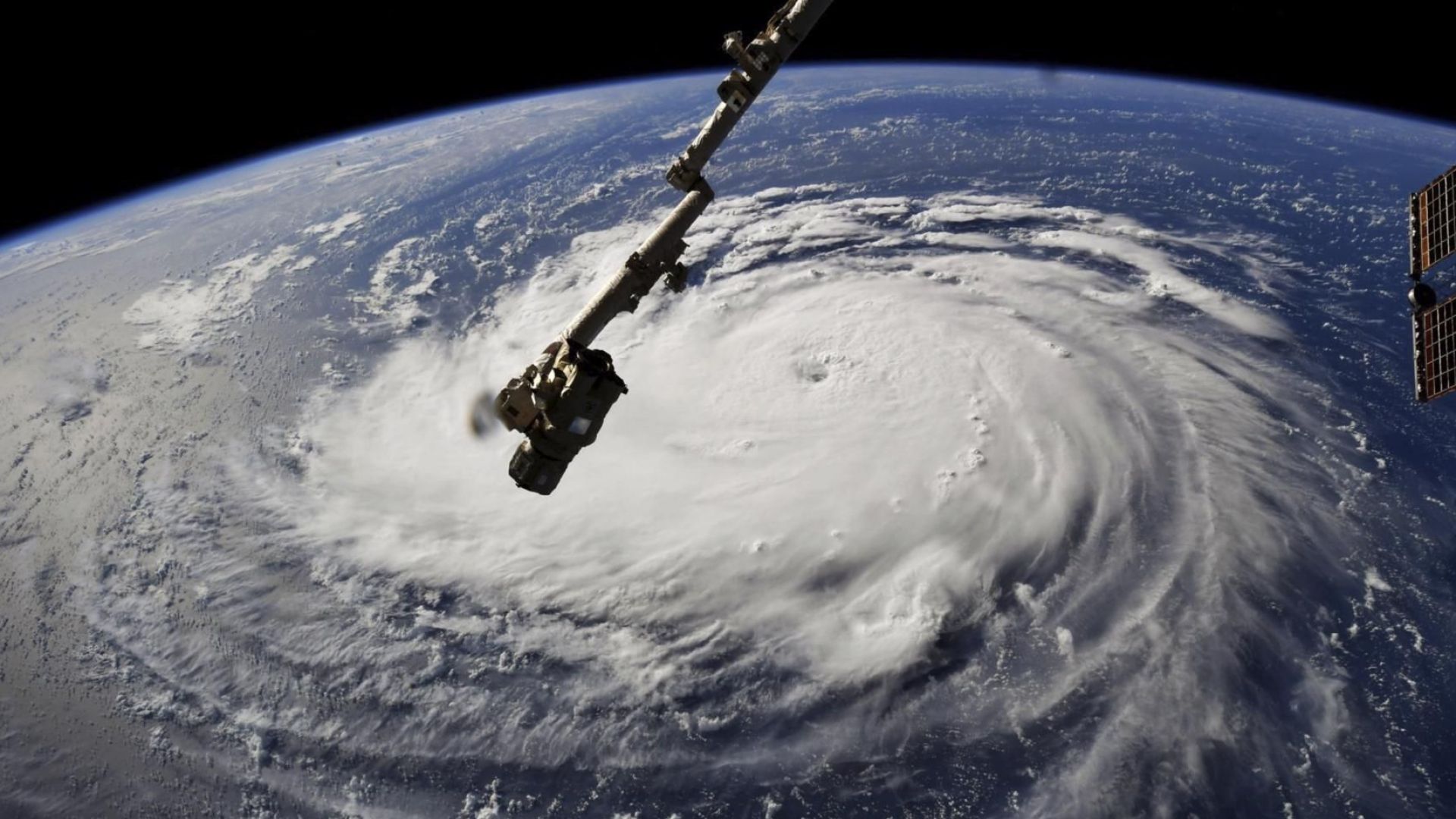 Ураганът Флорънс в Атлантическия океан оправда прогнозите на метеоролозите и