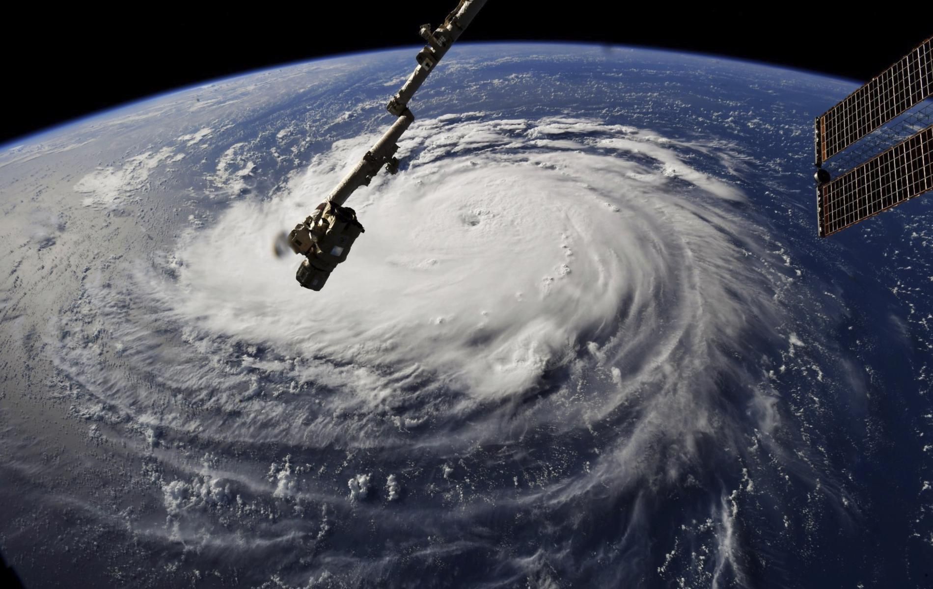 Ураганите изглеждат страшно и от Космоса