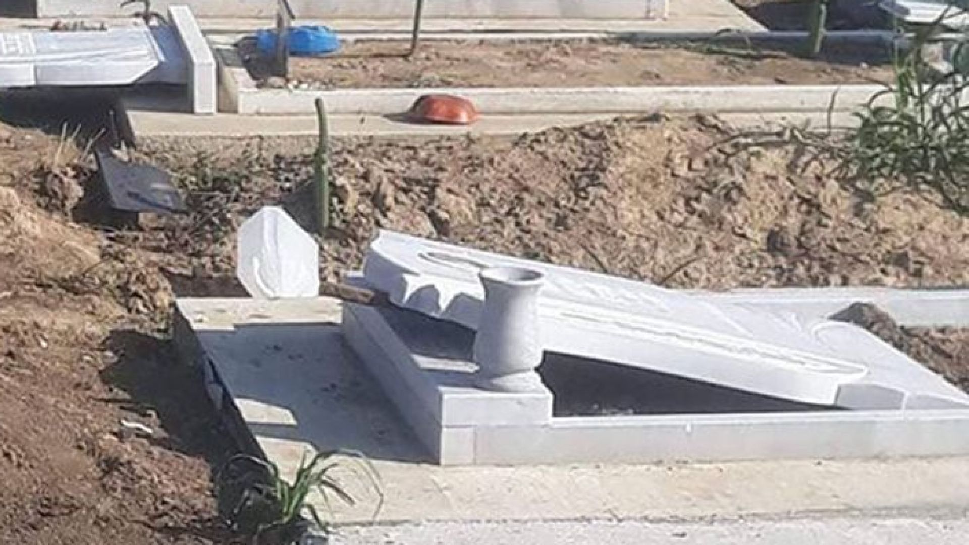 Човек, страдащ от психично заболяване, е поругал паметниците в турското