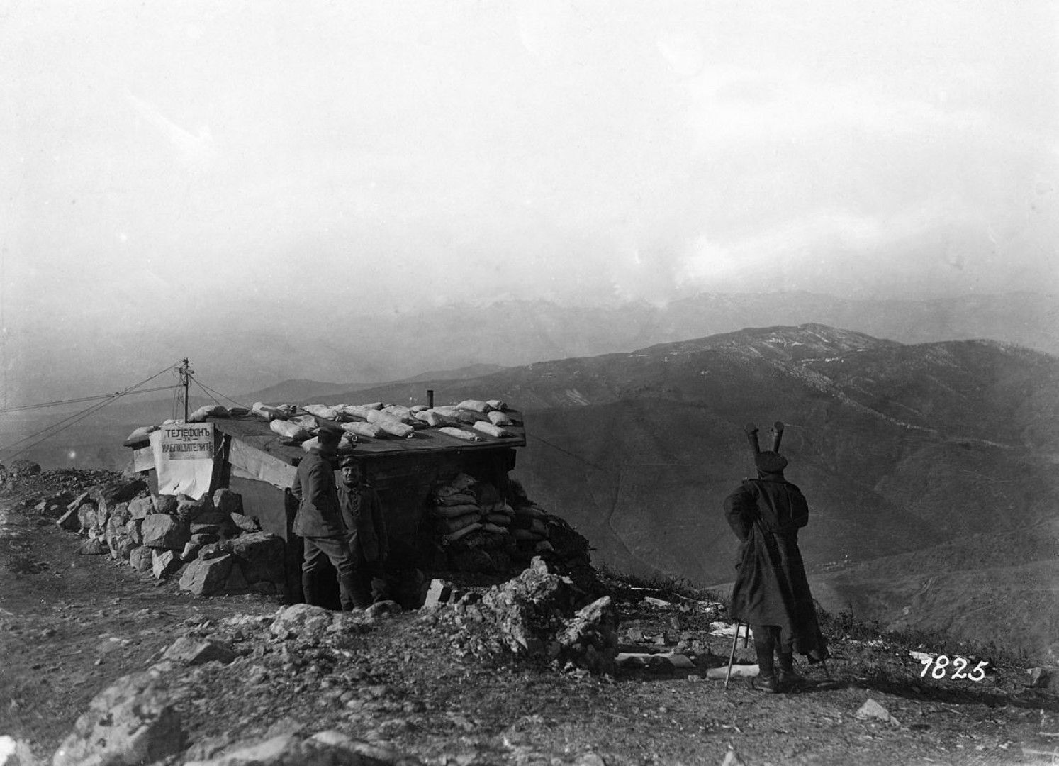 Българска телефонна станция на Дойранския фронт с окопен перископ, март 1917 г. 