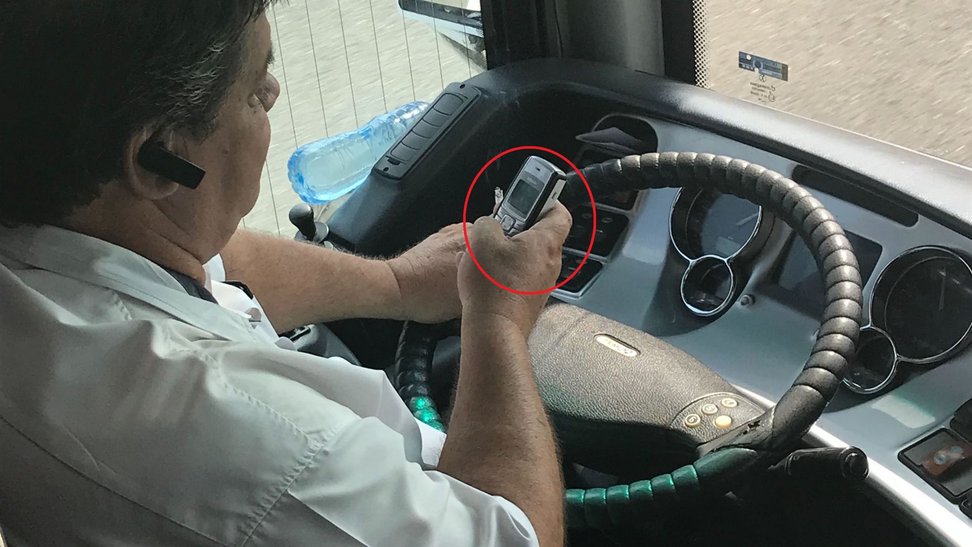 Шофьор на автобус по линията Ахтопол София е заснет от пътничка