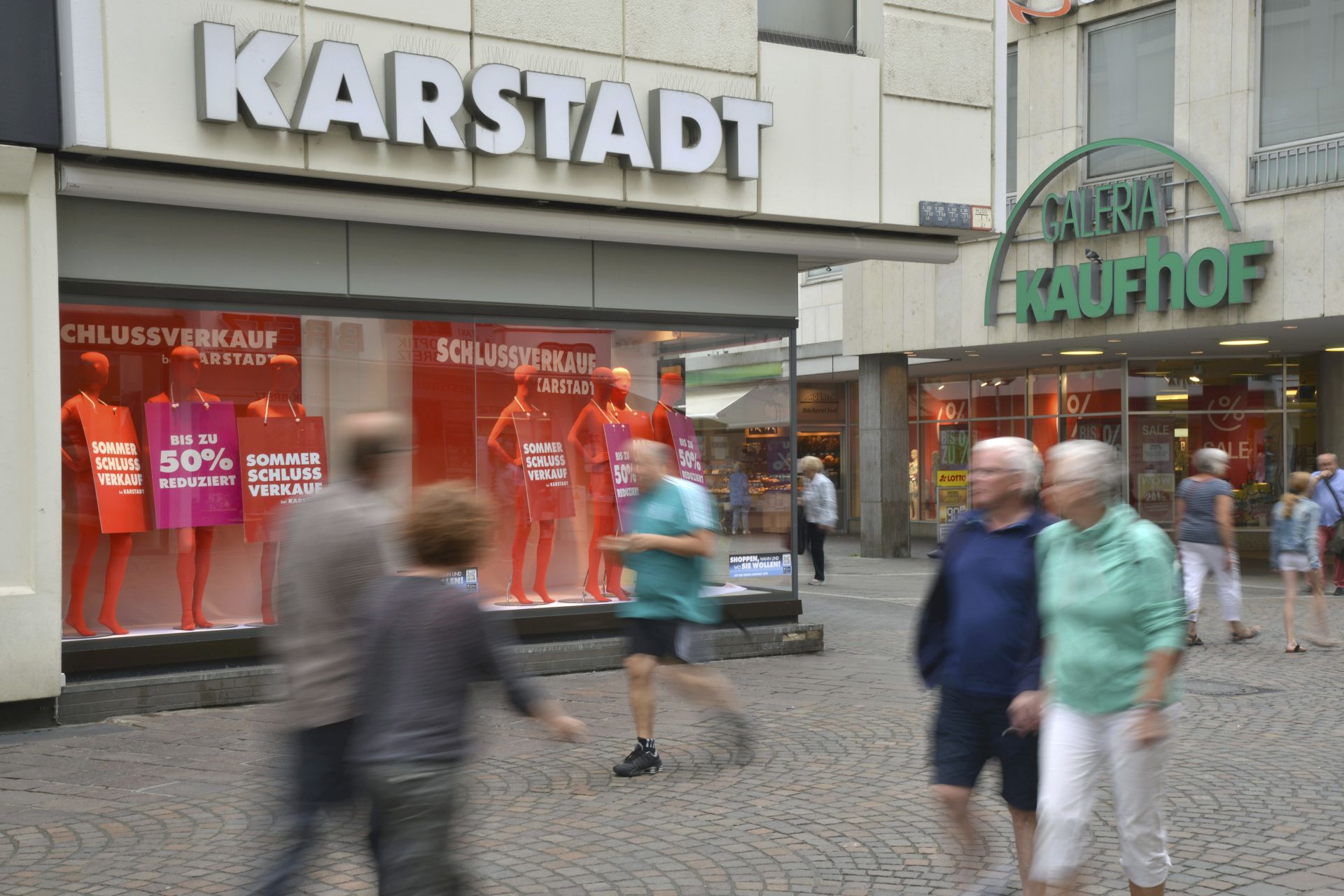 Карщат (Karstadt) и Кауфхоф (Kaufhof), двете най-големи вериги универсални магазини в Германия, сливат дейността си