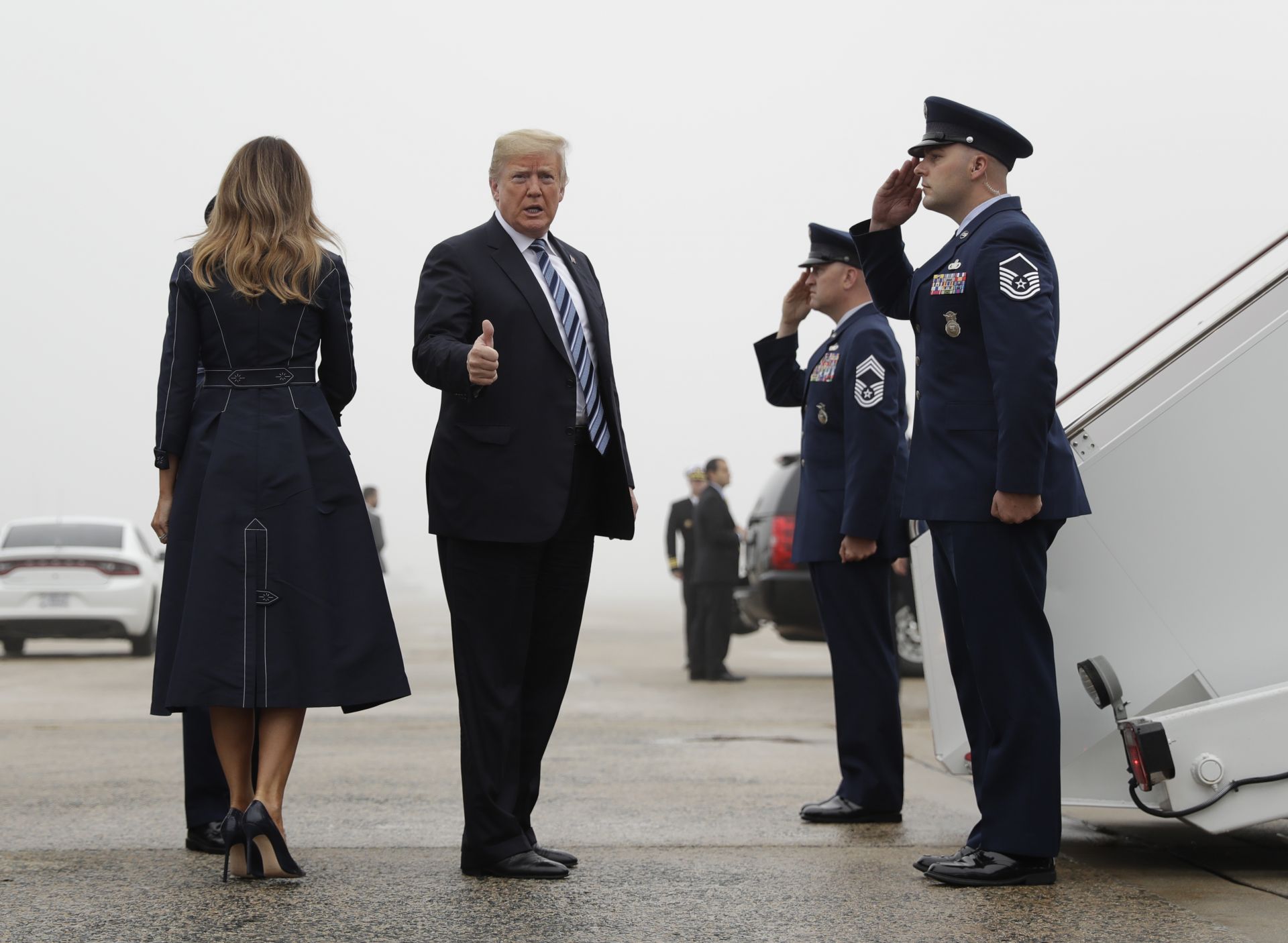 Доналд Тръмп и съпругата му Мелания пристигат на летището в ПенсилванияТръмп целува първата дама след церемонията