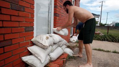 Десетки хиляди българи на пътя на урагана "Флорънс"