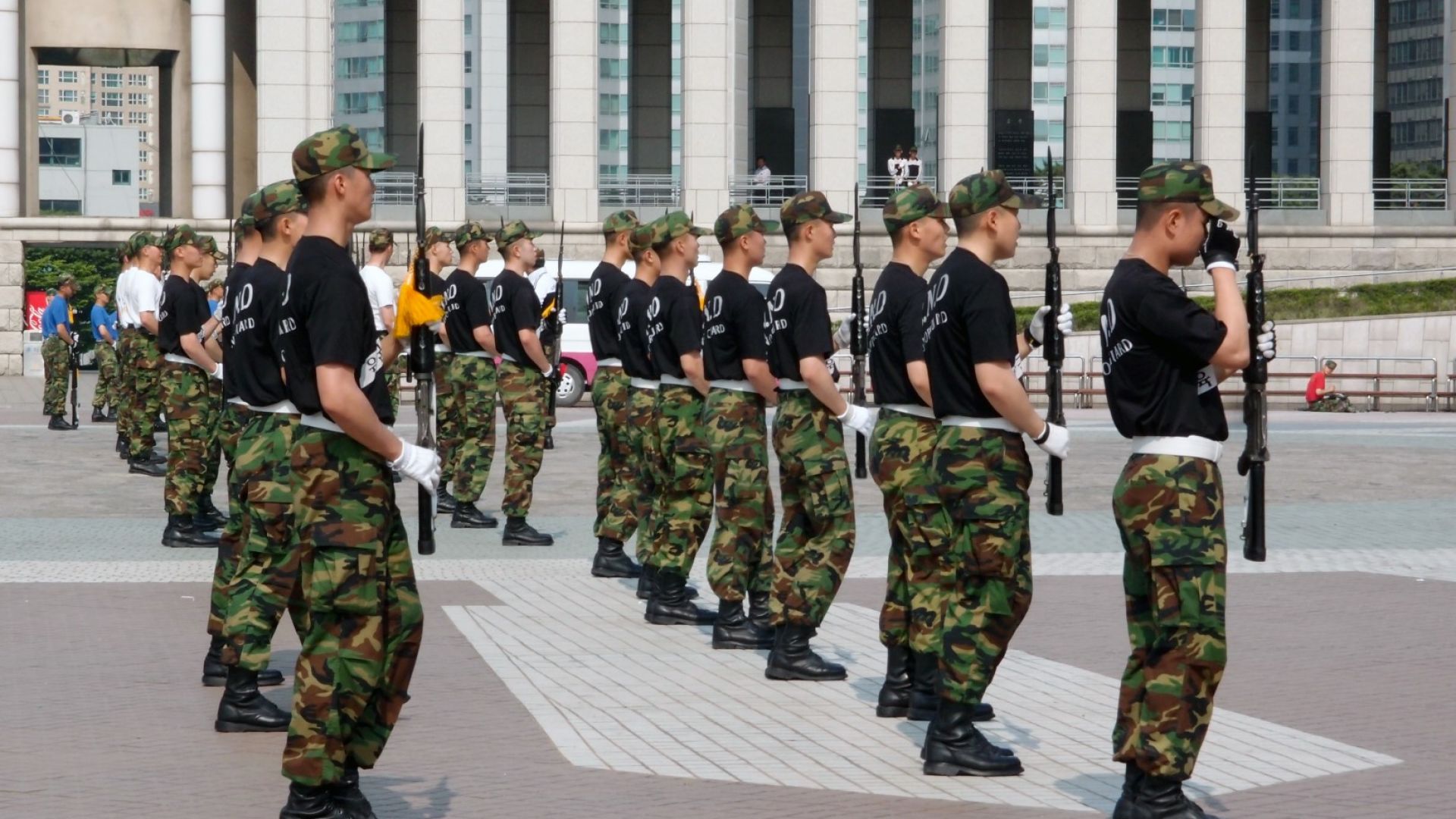 Южнокорейската армия обвини днес 12 студенти че нарочно са наддали