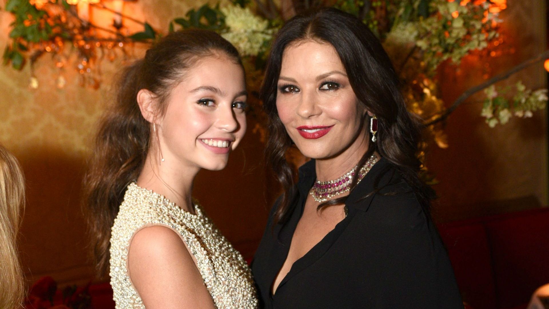 Катрин Зита-Джоунс и 15-годишната ѝ дъщеря блеснаха на модно събитие