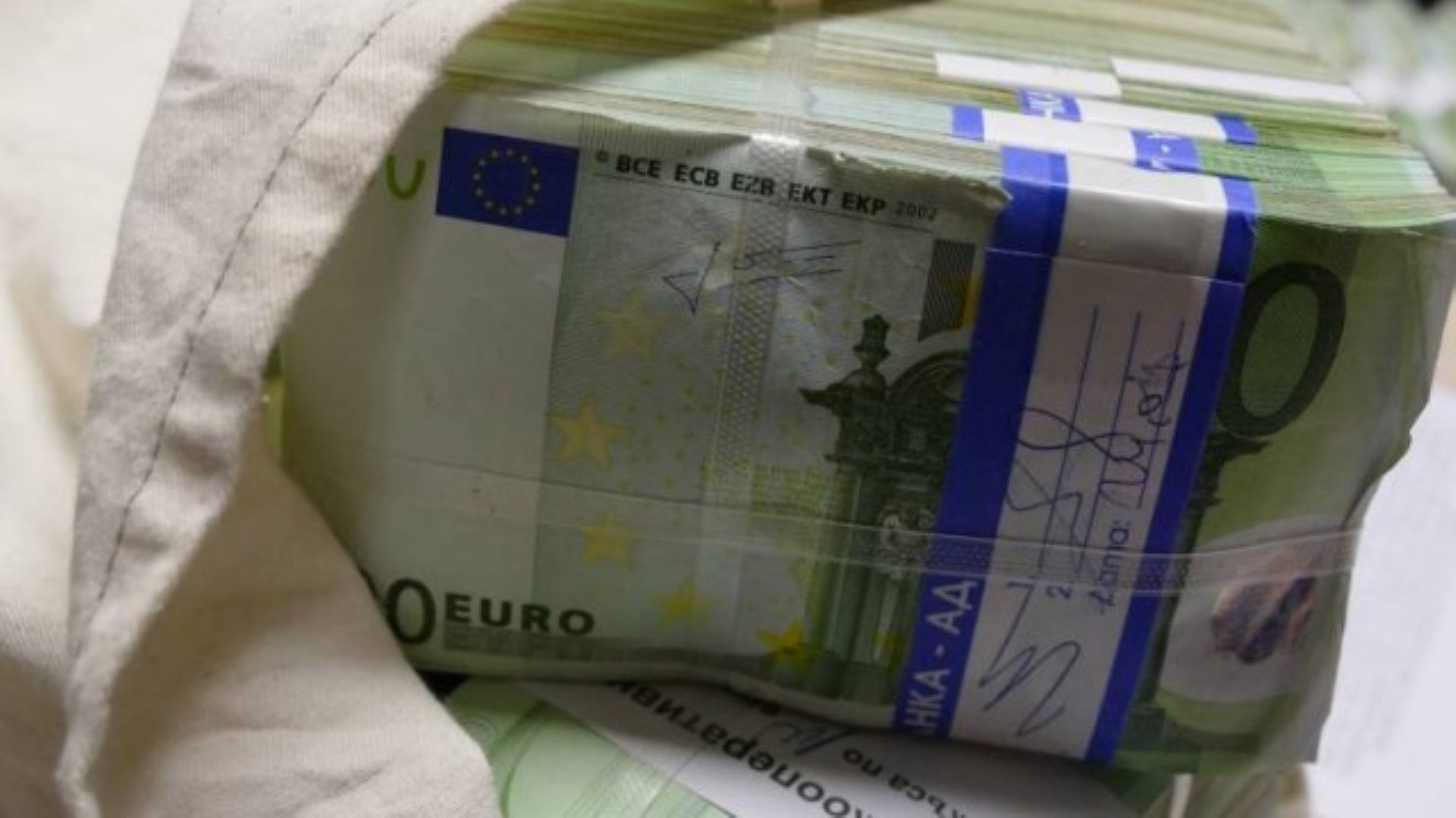 Прокуратурата продължава с арестите и изземането на големи суми пари