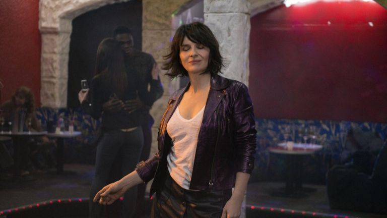 Жулиет Бинош е самотна художничка в "Слънцето в нас"