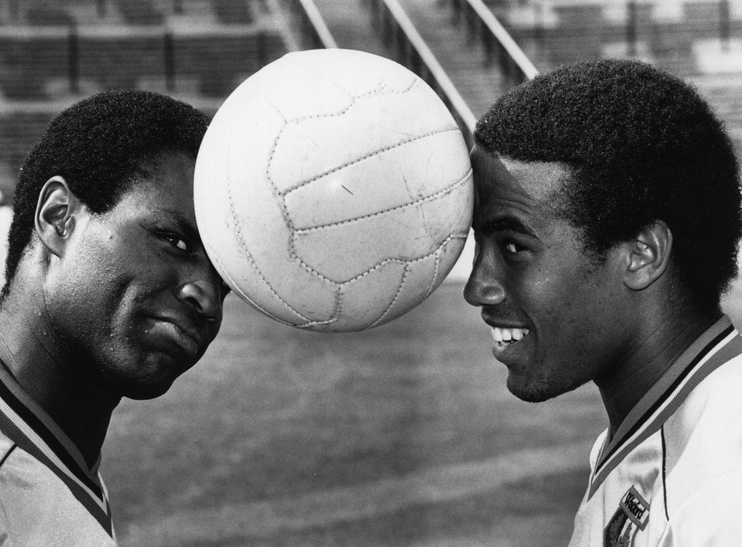 Джон Барнс (вдясно) е ключова фигура в английския футбол като първата суперзвезда с тъмен цвят на кожата. Снимката със съотборник в Уотфорд от 80-те години е символна в битката с расизма. Фотосът обикаля  първите страници на вестниците в Англия.