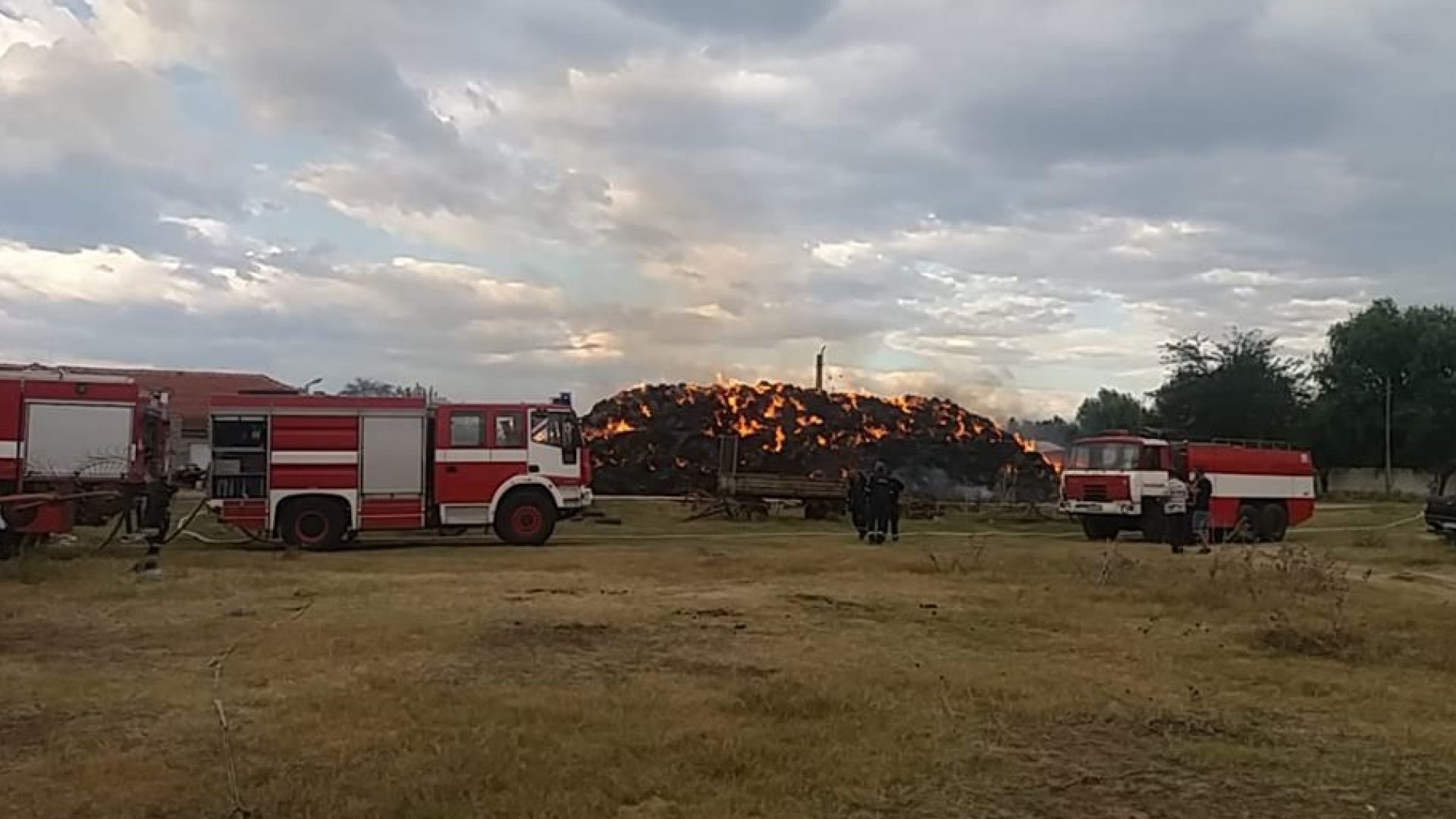 Пожарът в бившето ДЗС в Пазарджик е овладян Това съобщиха