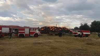 Пожарът в бившето ДЗС в Пазарджик е овладян