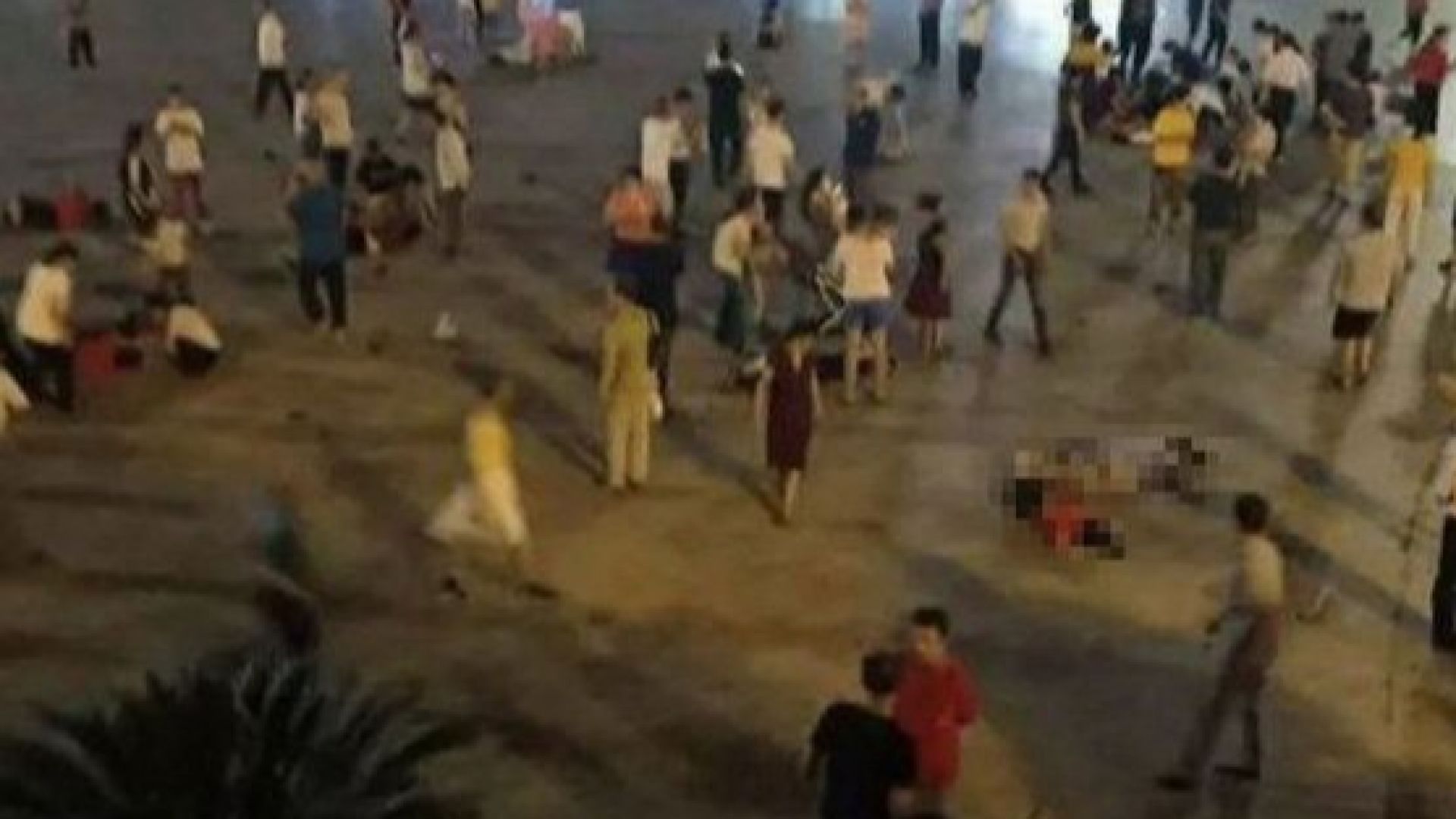 Рецидивист се вряза с кола в хора на площад в Китай, уби трима