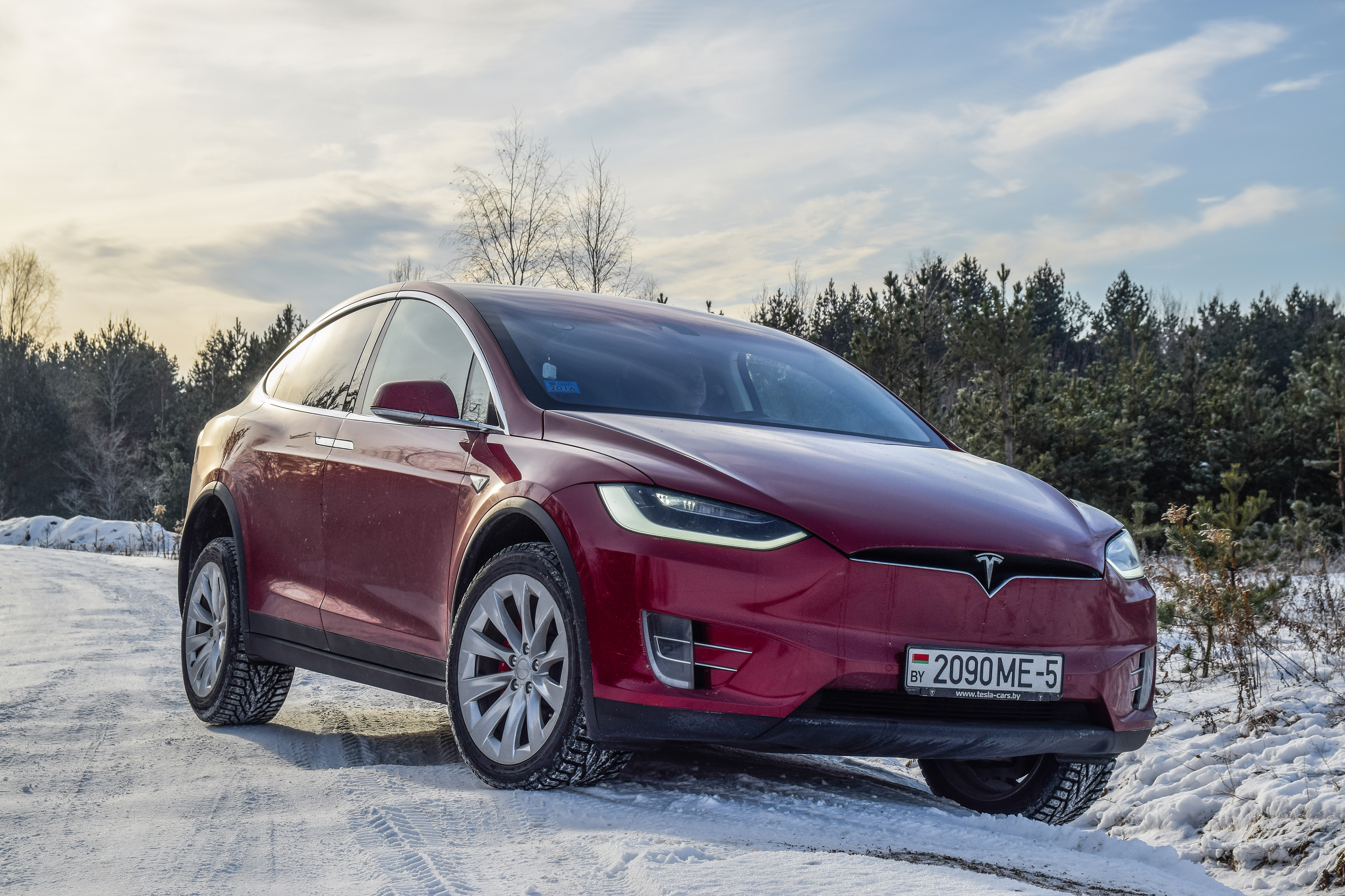 Немски съд забрани на Tesla да рекламира „автопилот”