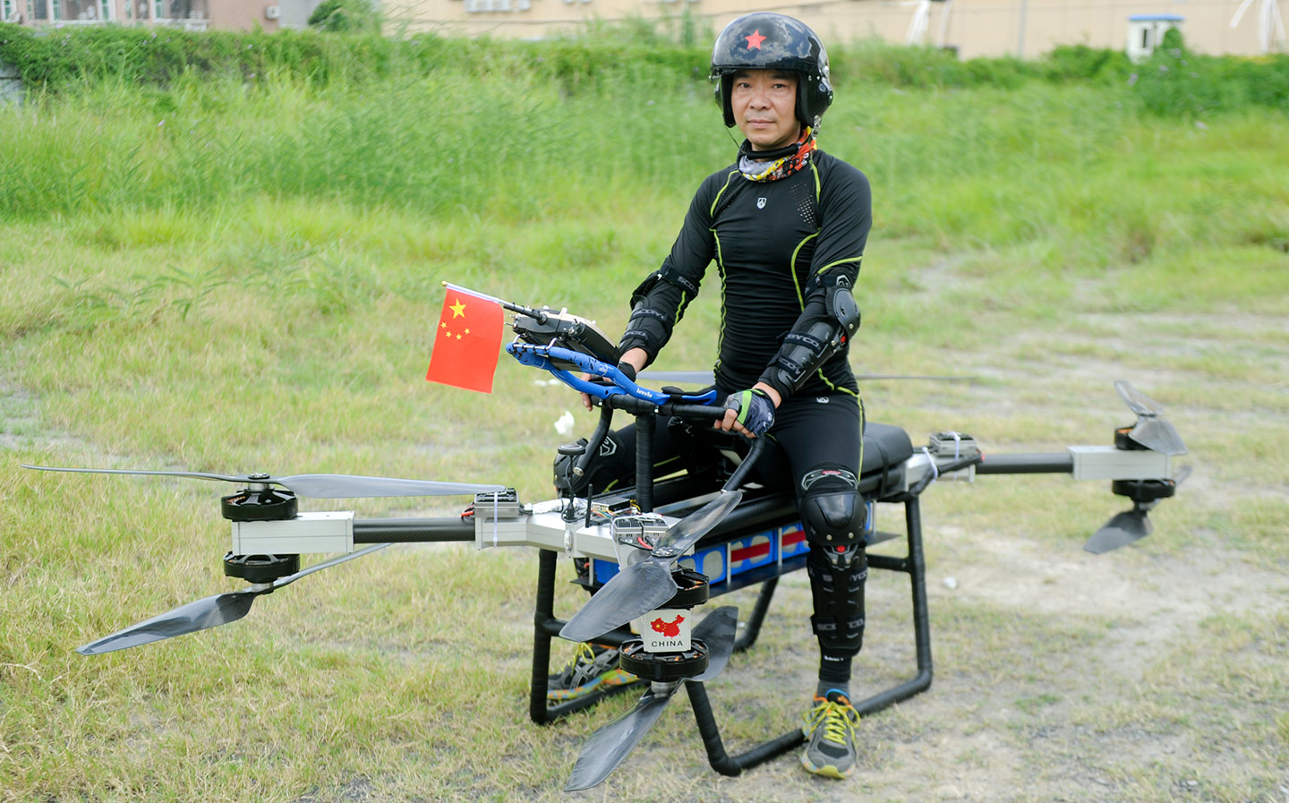 Китаец си построи летящ мотоциклет (видео)