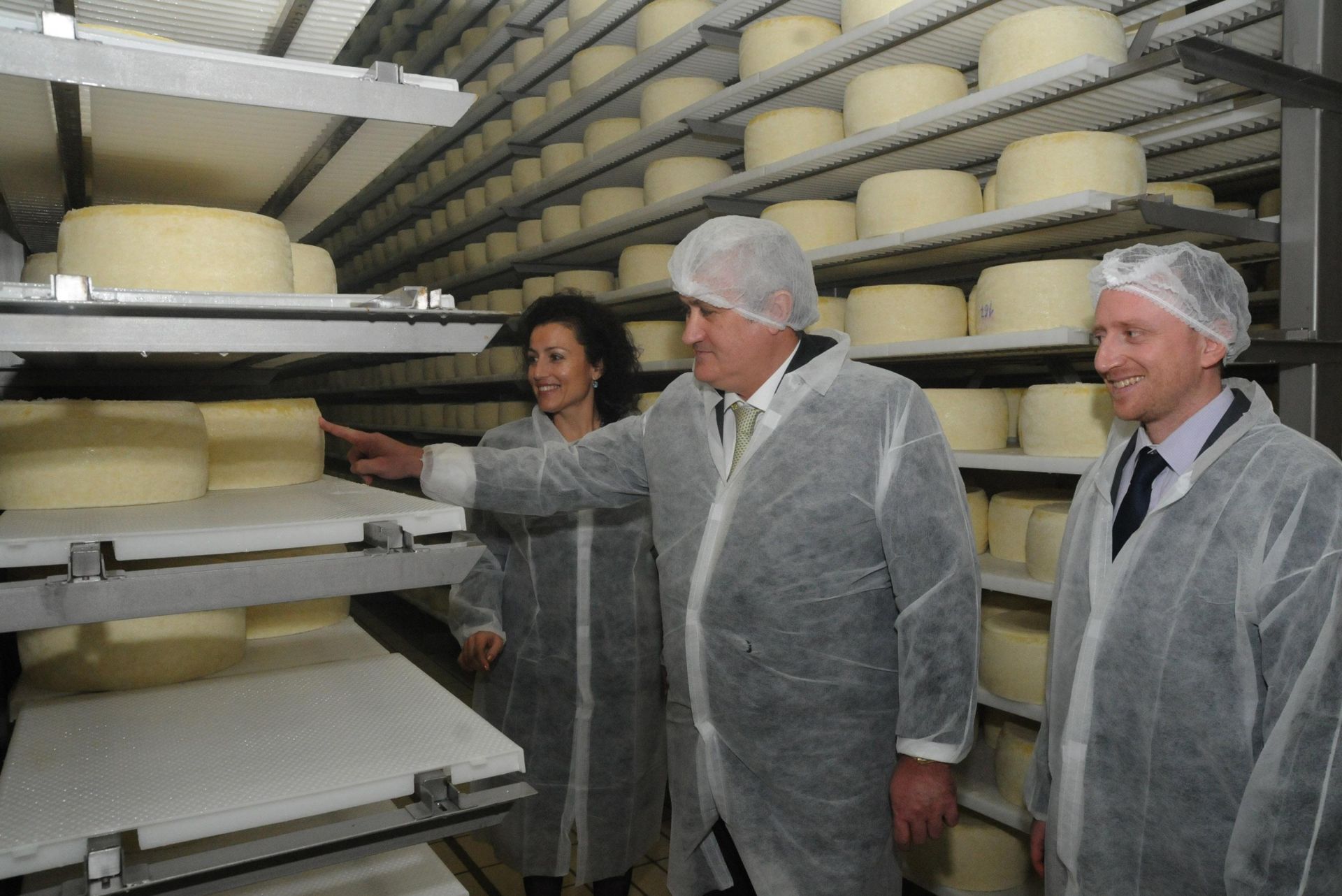По заповед на министър Десислава Танева помощта ще се предоставя само за произвеждани в страната сирена, които отговарят на изискванията за млечен продукт сирене (Снимка архив)