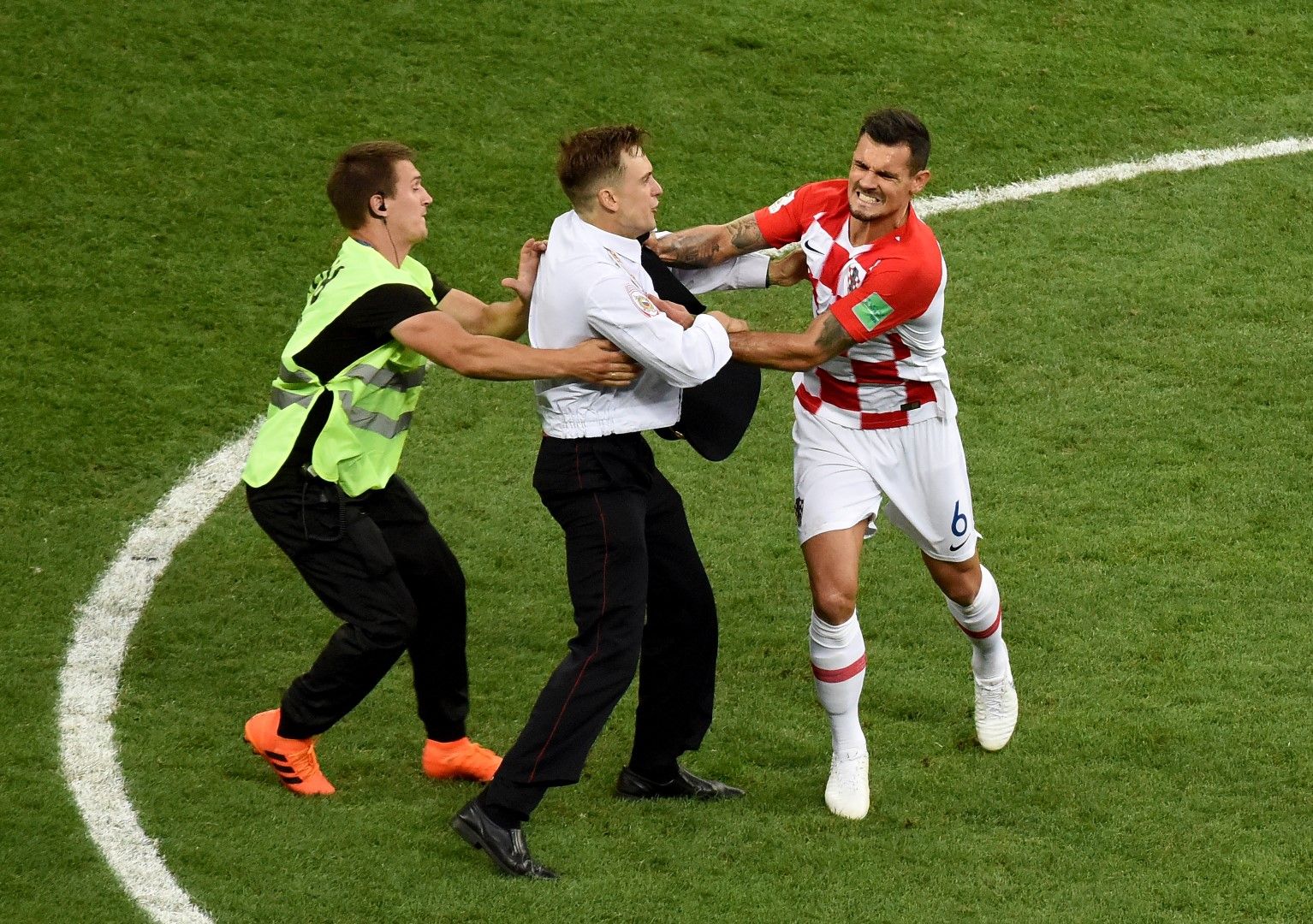 Верзилов и колежките му от протестната пънк група излязоха на терена на финала на световното по футбол в Русия