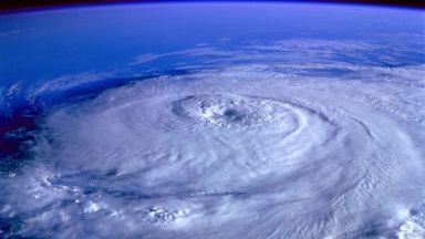 Ураганът Флорънс отслабна, но все още е много опасен (видео)
