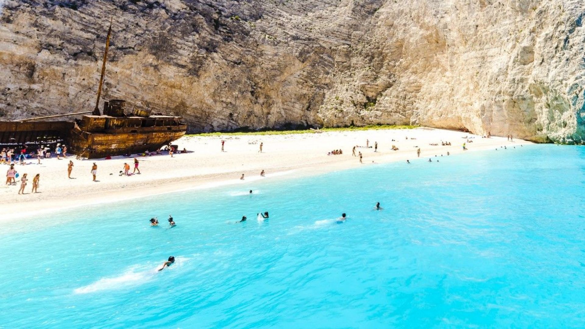 При срутване на скали на прочутия плаж Навагио на остров