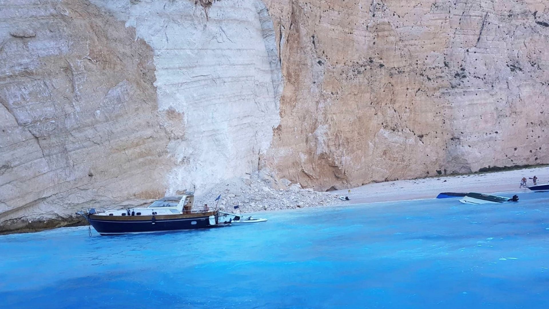 Скали се срутиха на прочут плаж със стотици туристи на остров Закинтос