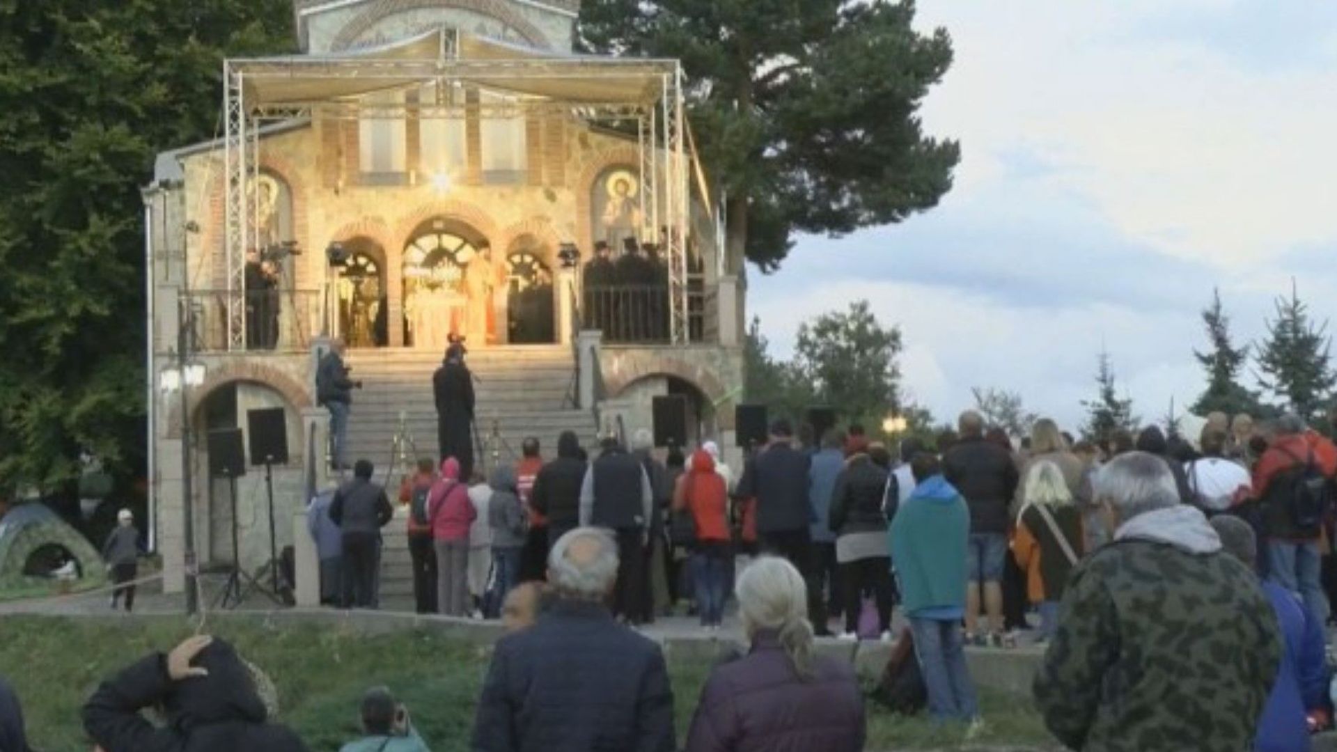 Хиляди вярващи посрещнаха Кръстовден на Кръстова гора с надежда за изцеление