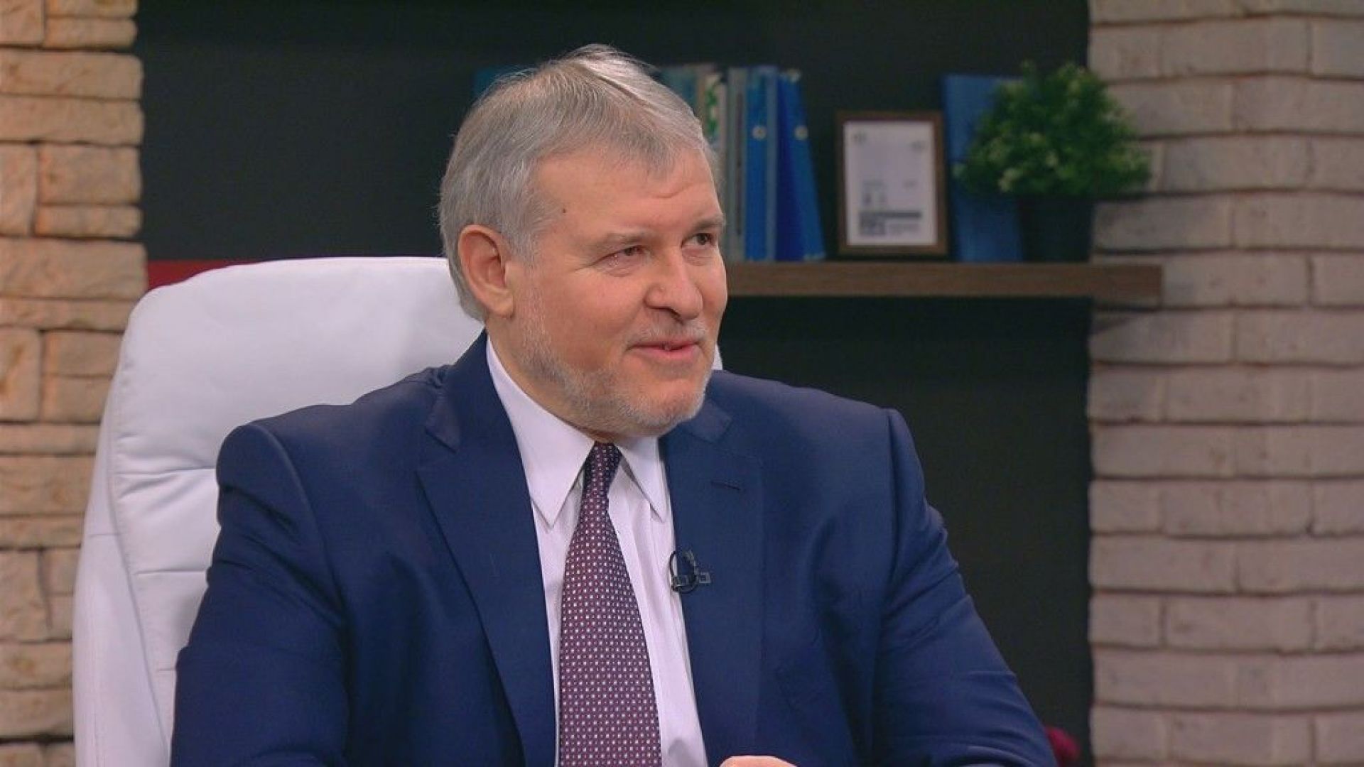 Лидерът на СДС Румен Христов прогнозира че правителството няма да