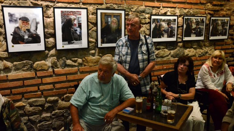 Образът на дядо Добри оживява в снимките на български фотографи