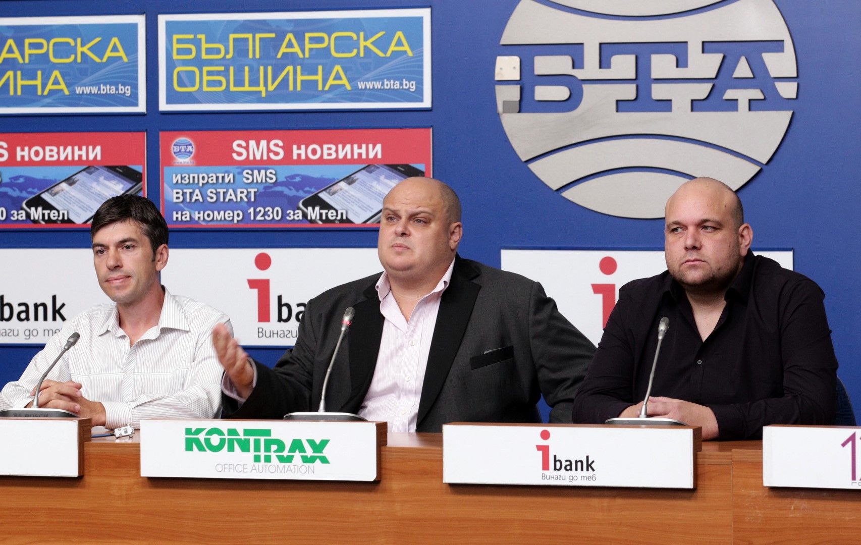 Емил Русанов (в средата)