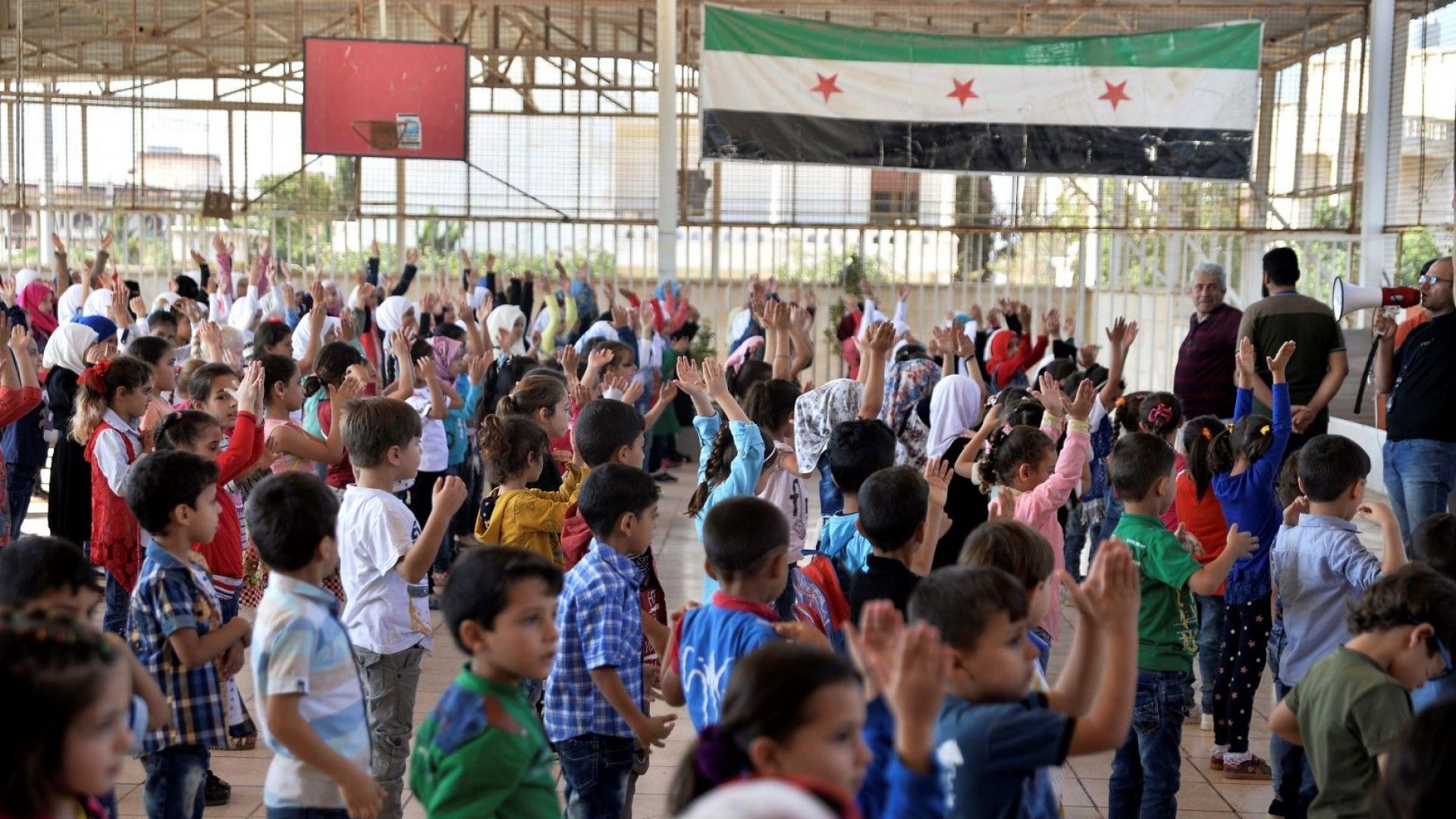 Бял полумесец и бяла звезда на червен фон Националният флаг