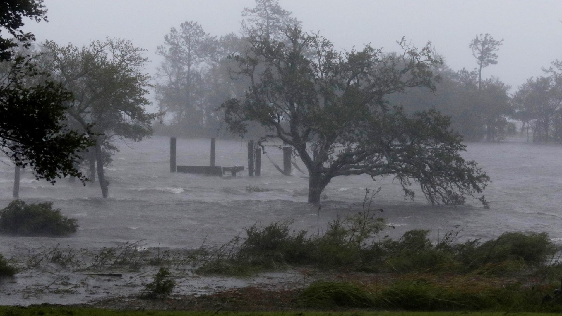 Ураганът Флорънс достигна американския бряг в Северна Каролина Макар стихията