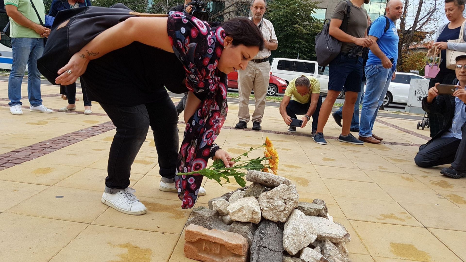 Нова грамада на недоволството започнаха да трупат граждани пред сградата