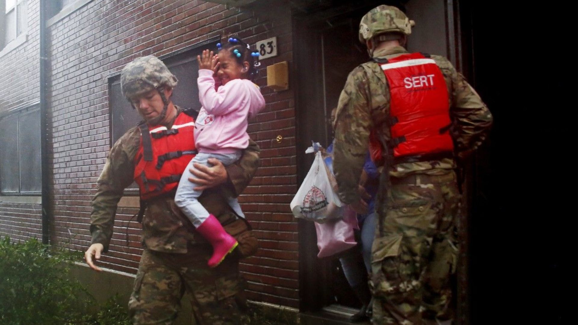 Най малко петима души са загинали включително и малко дете след