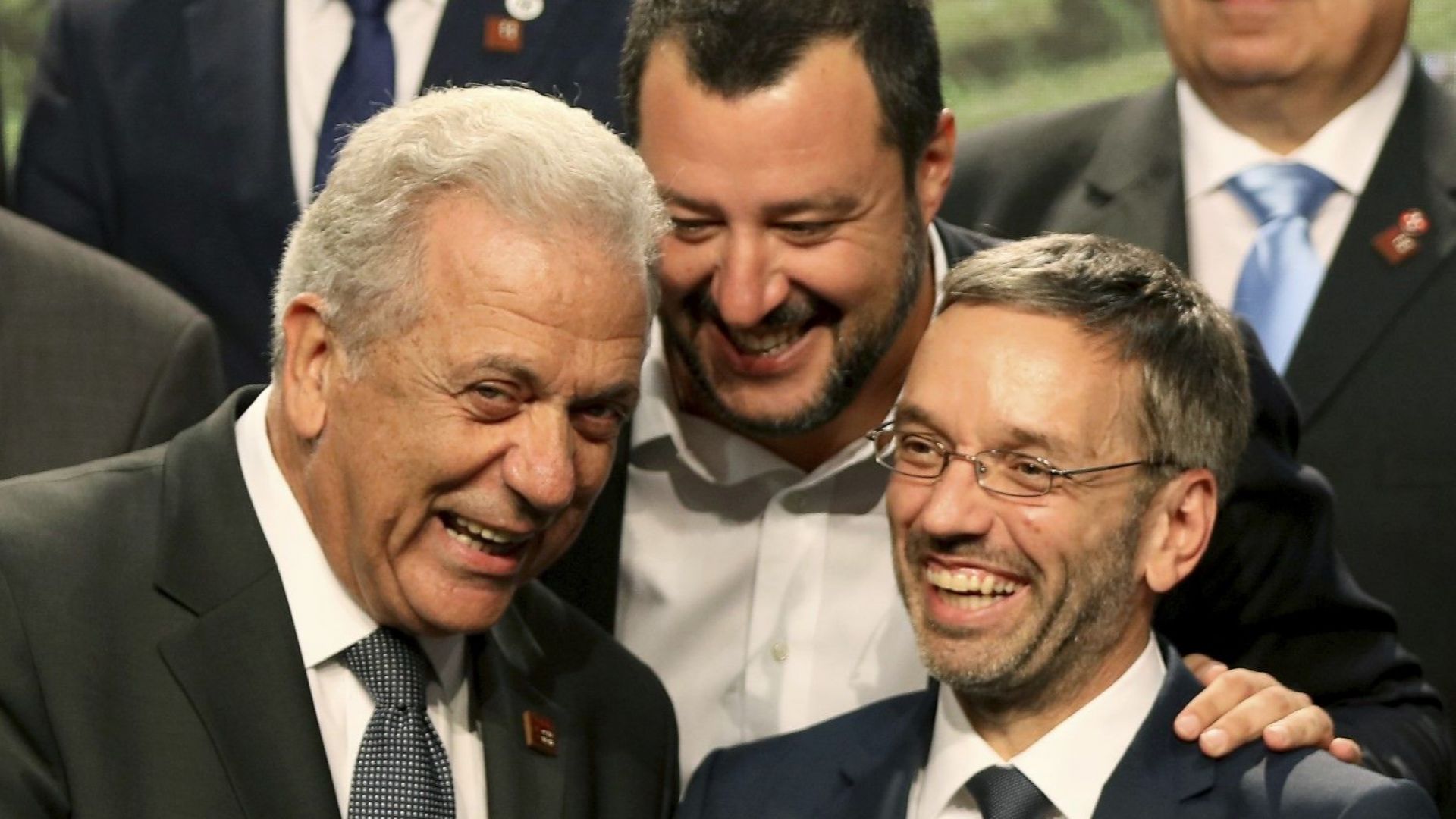 Група мигранти очакващи депортиране от Австрия запалиха пожар в затворническата