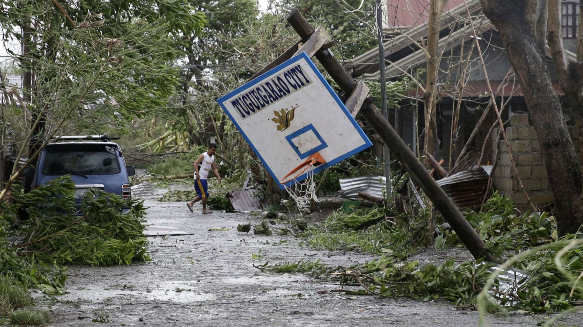 Двама спасители са загинали при борба със свличанията на земни