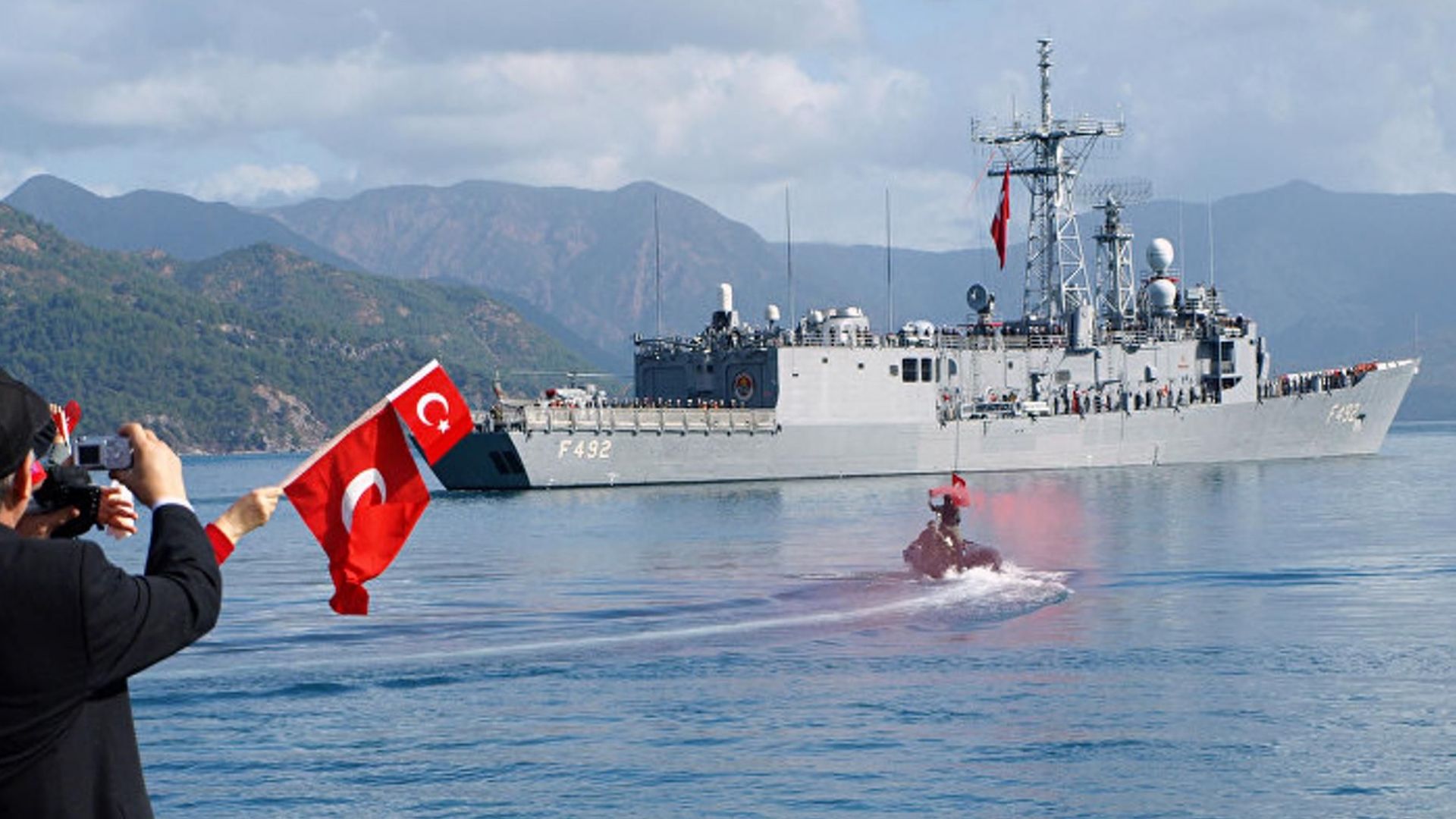 Кипър издаде международни заповеди за арест на екипажа на турски сондажен кораб