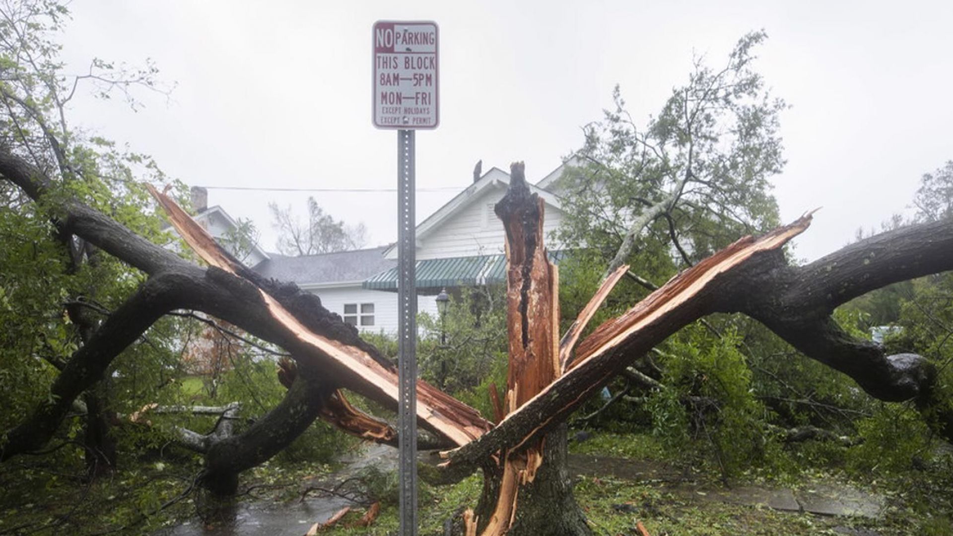 По източното крайбрежие на САЩ Флорънс отслабна от ураган до