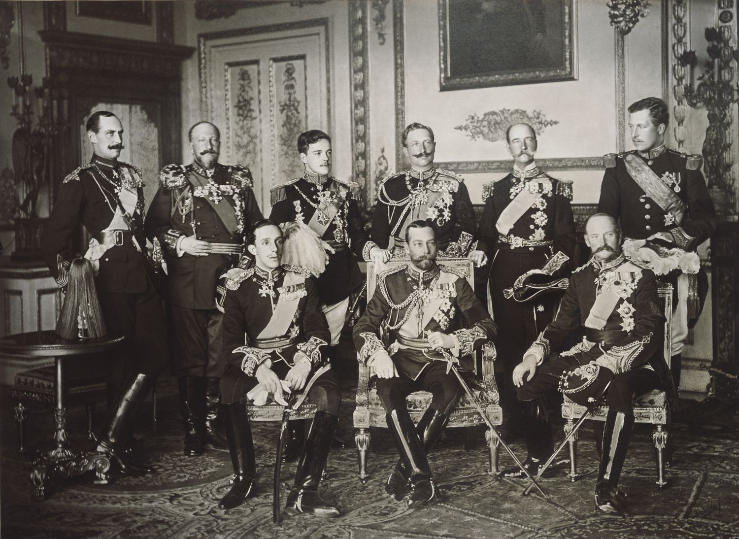 9-имата суверени на погребението на Едуард VII - Хаакон VII Норвежки, цар Фердинанд I, Мануел II, кайзер Вилхелм II на Германската Империя, Джордж I Гръцки, Албер I - Белгия, Алфонсо XIII от Испания, крал-император Джордж V и Фредерик VIII Датски