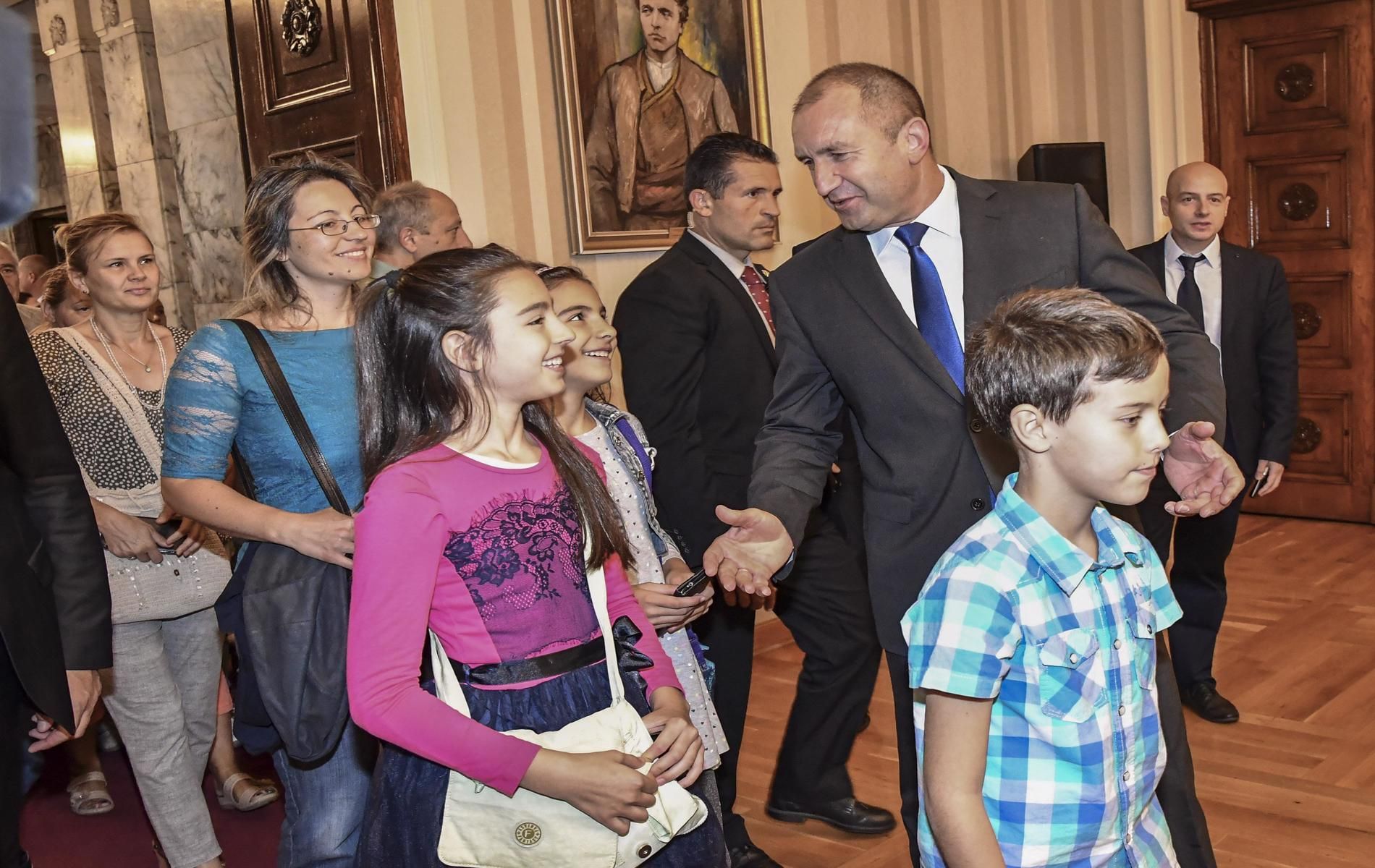 Президентът Радев посреща гости в Гербовата зала