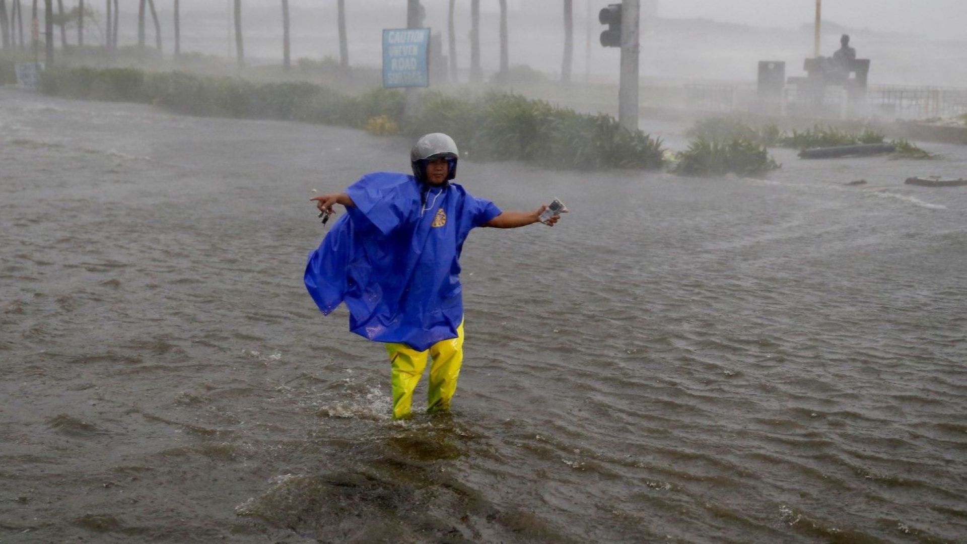 Тайфунът Мангхут причини хаос в Хонконг където буквално разтърси небостъргачи