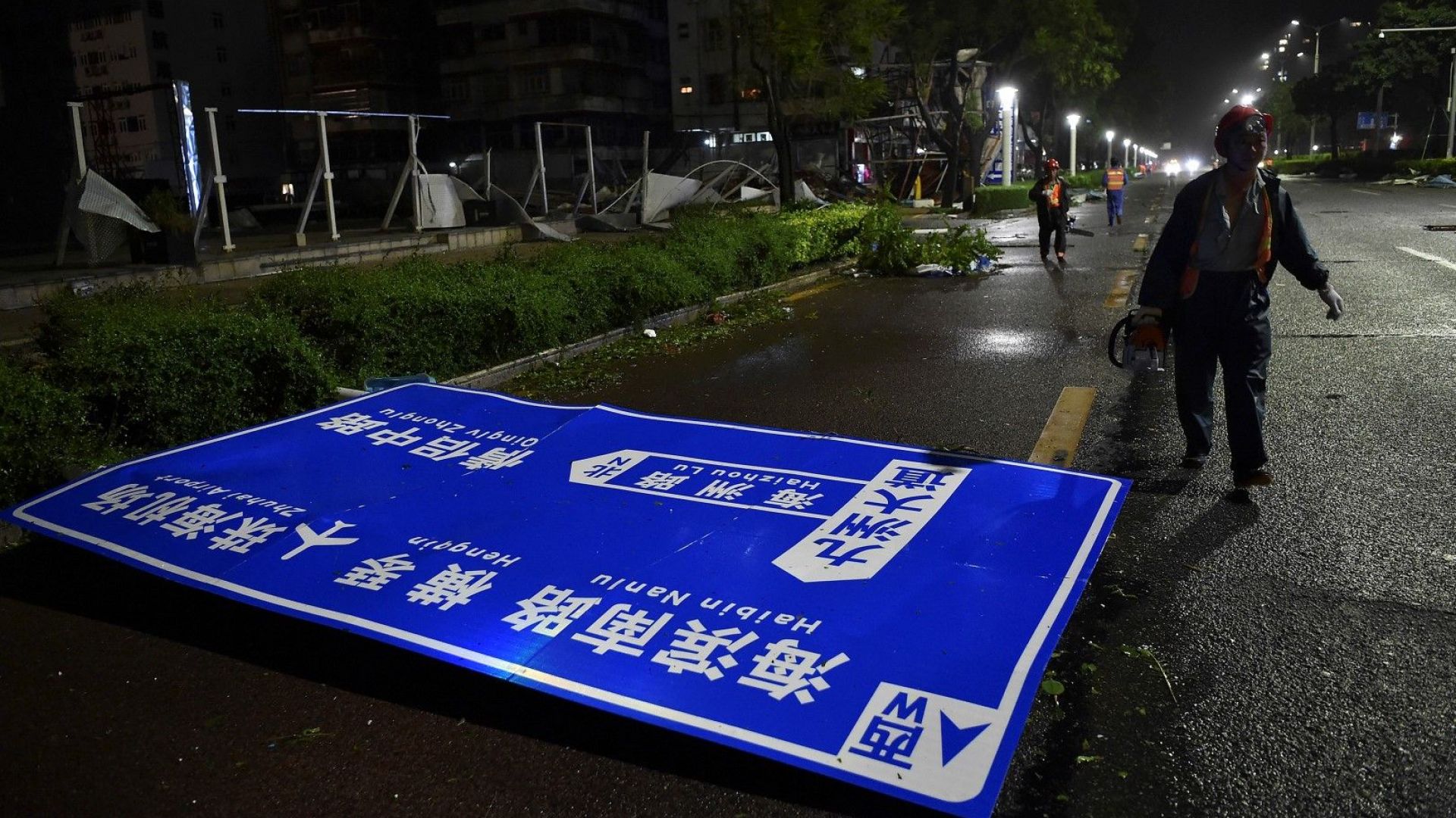 Южните райони на Китай очакват още проливни дъждове днес след