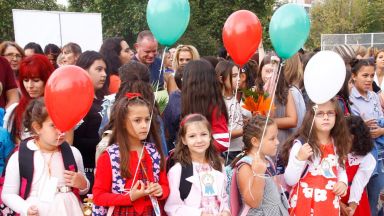 Манолова: Най-големият проблем е с обхвата на всички деца в училище