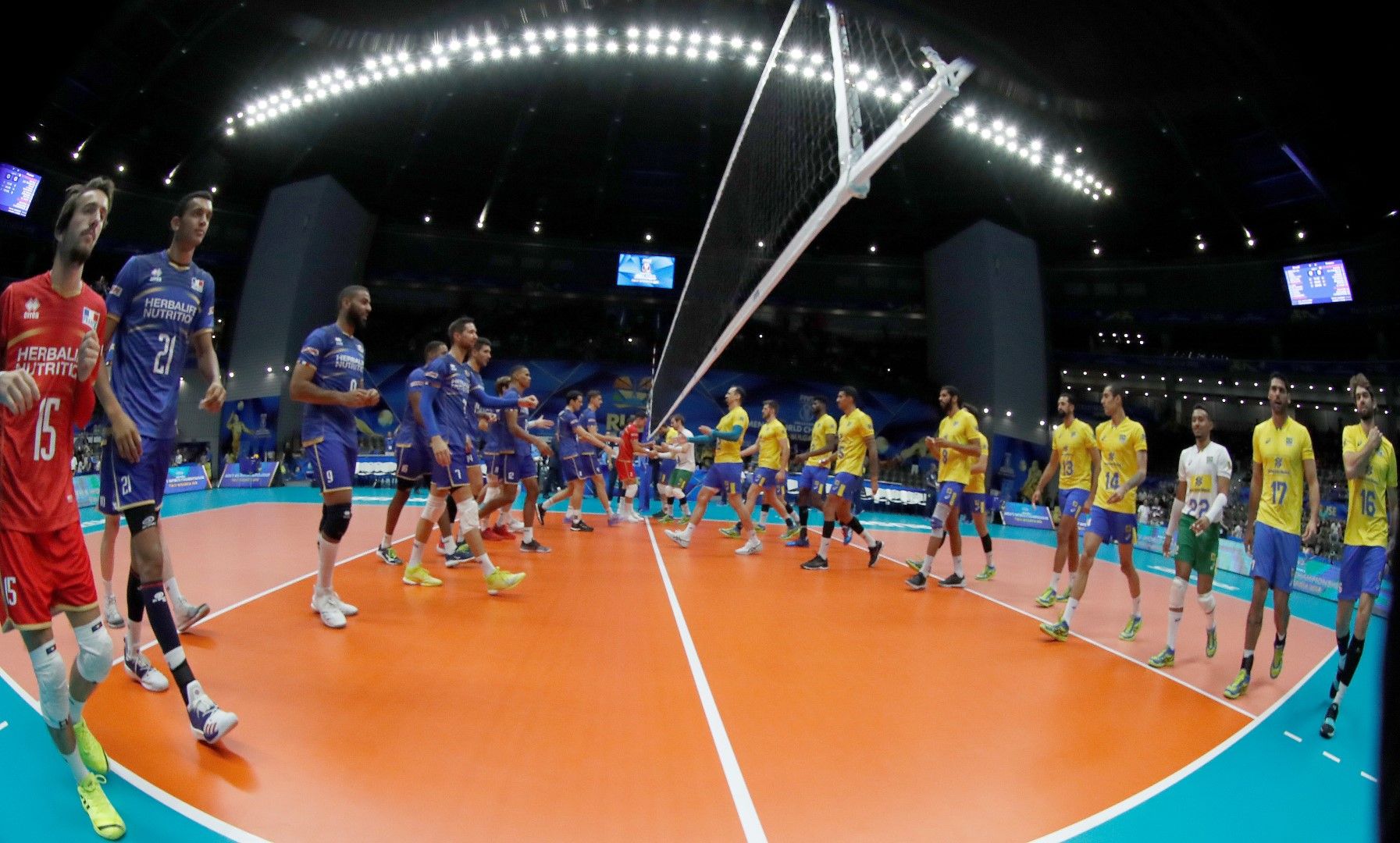 Мачът Франция - Бразилия бе украшението на турнира досега.