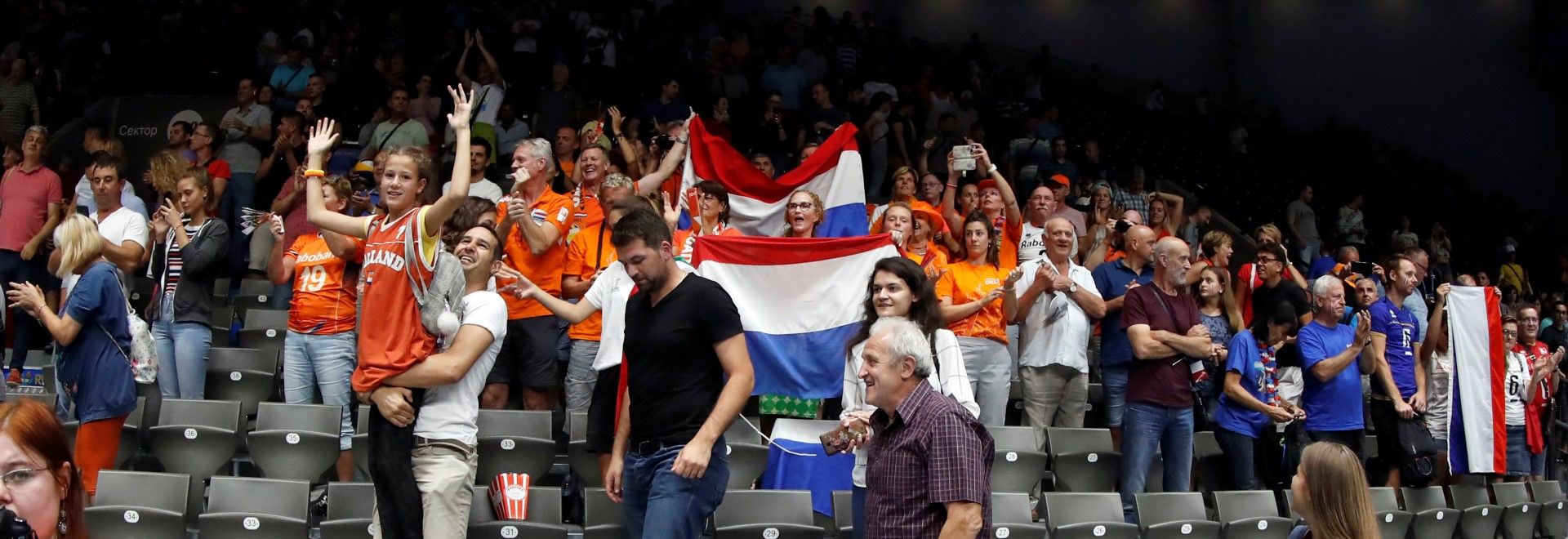 В Русе се появи и холандска агитка. Естествено - оранжевите също допринасят за цвета и шоуто на първенството.