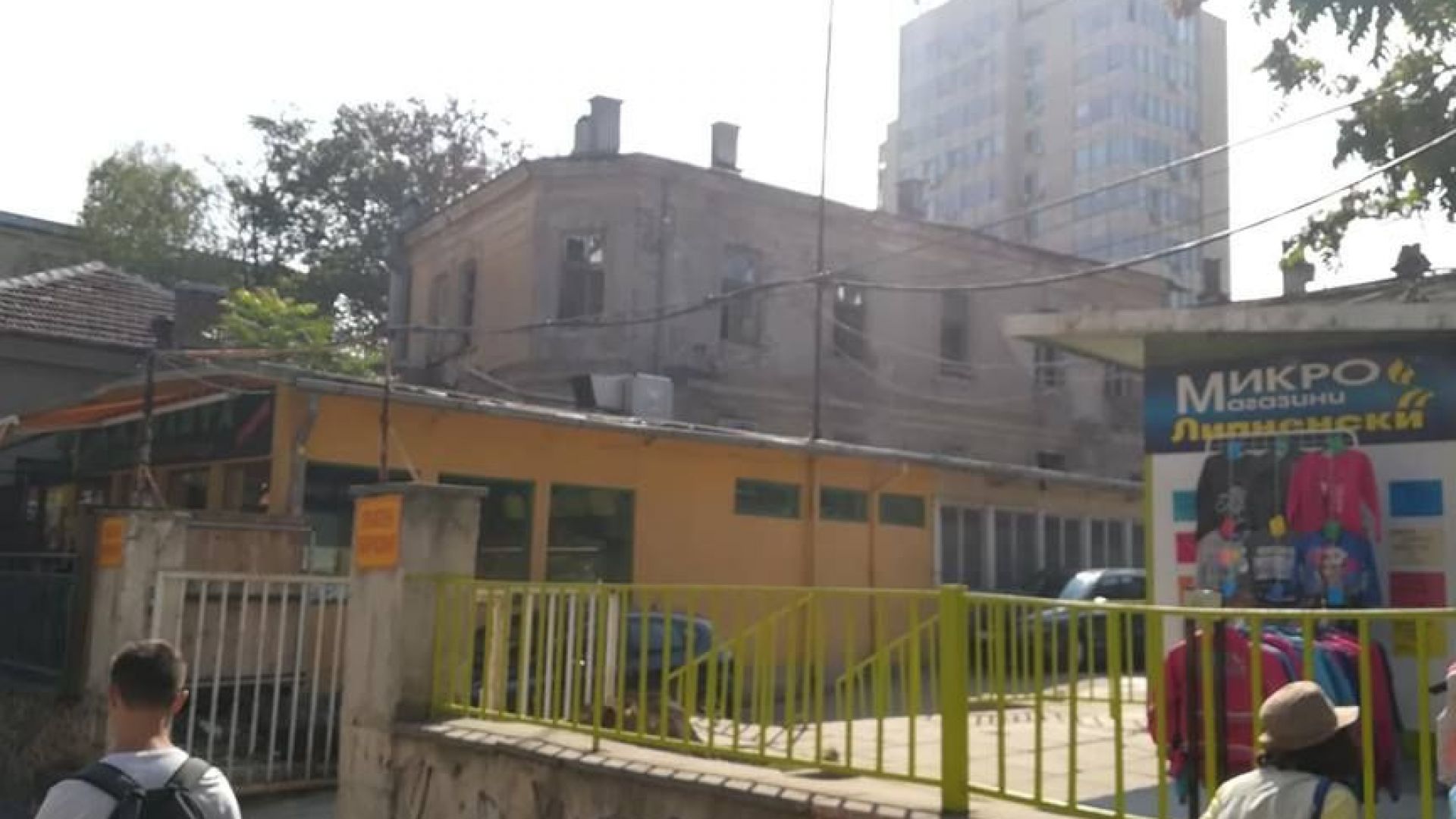 Скеле пази учениците от Английската гимназия от изгорялата сграда на