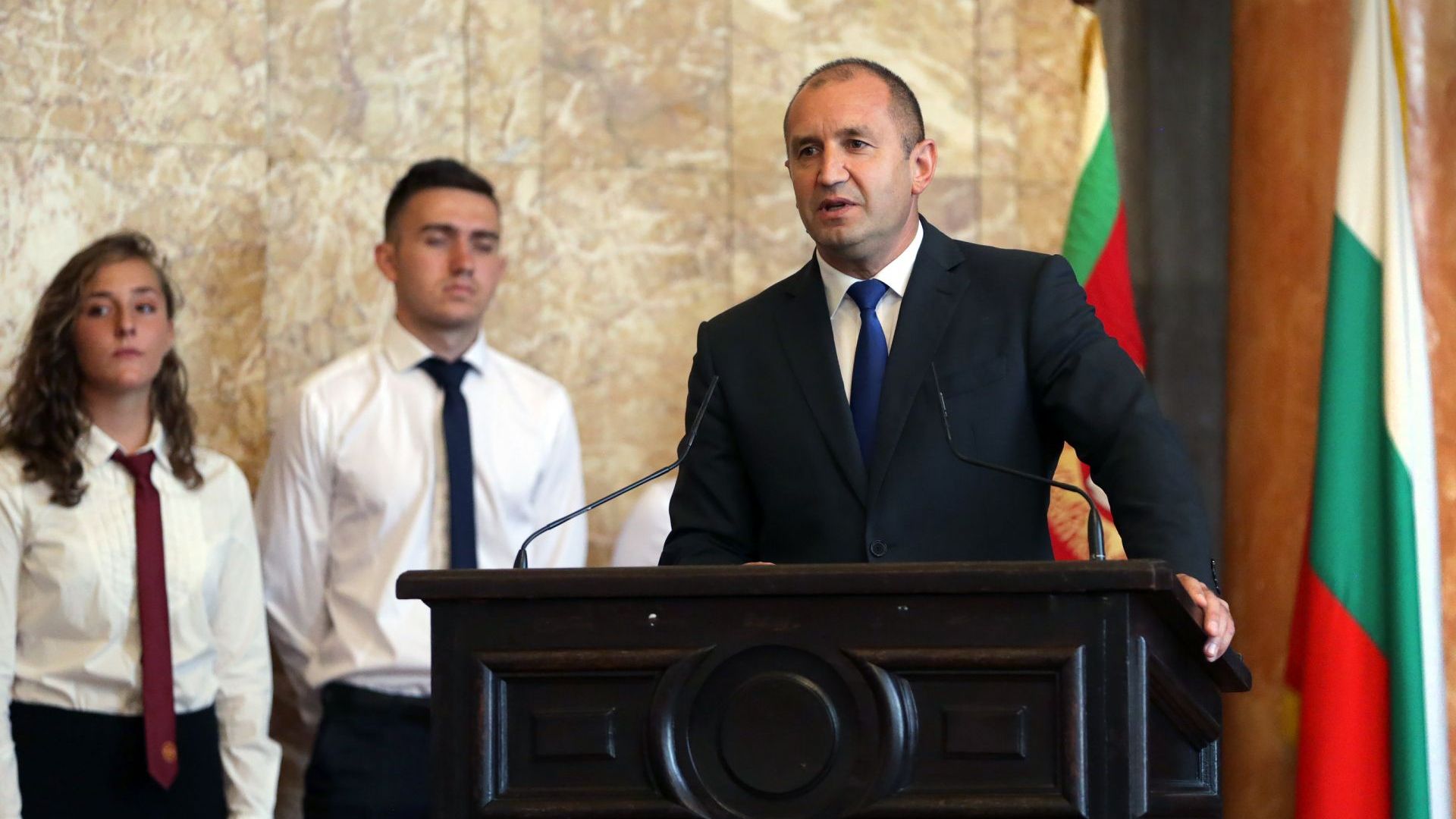 Президентът към учениците: Всичко правете с мисълта за България