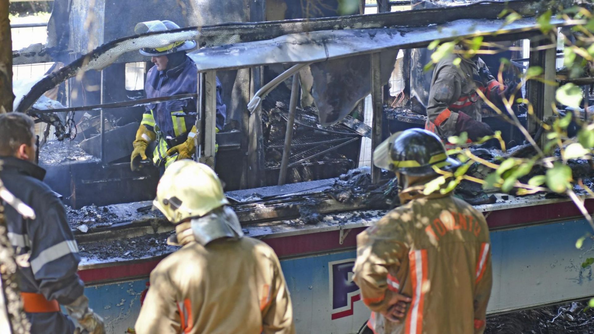 Автобус се е запалил на магистрала Люлин Пожарникари са се