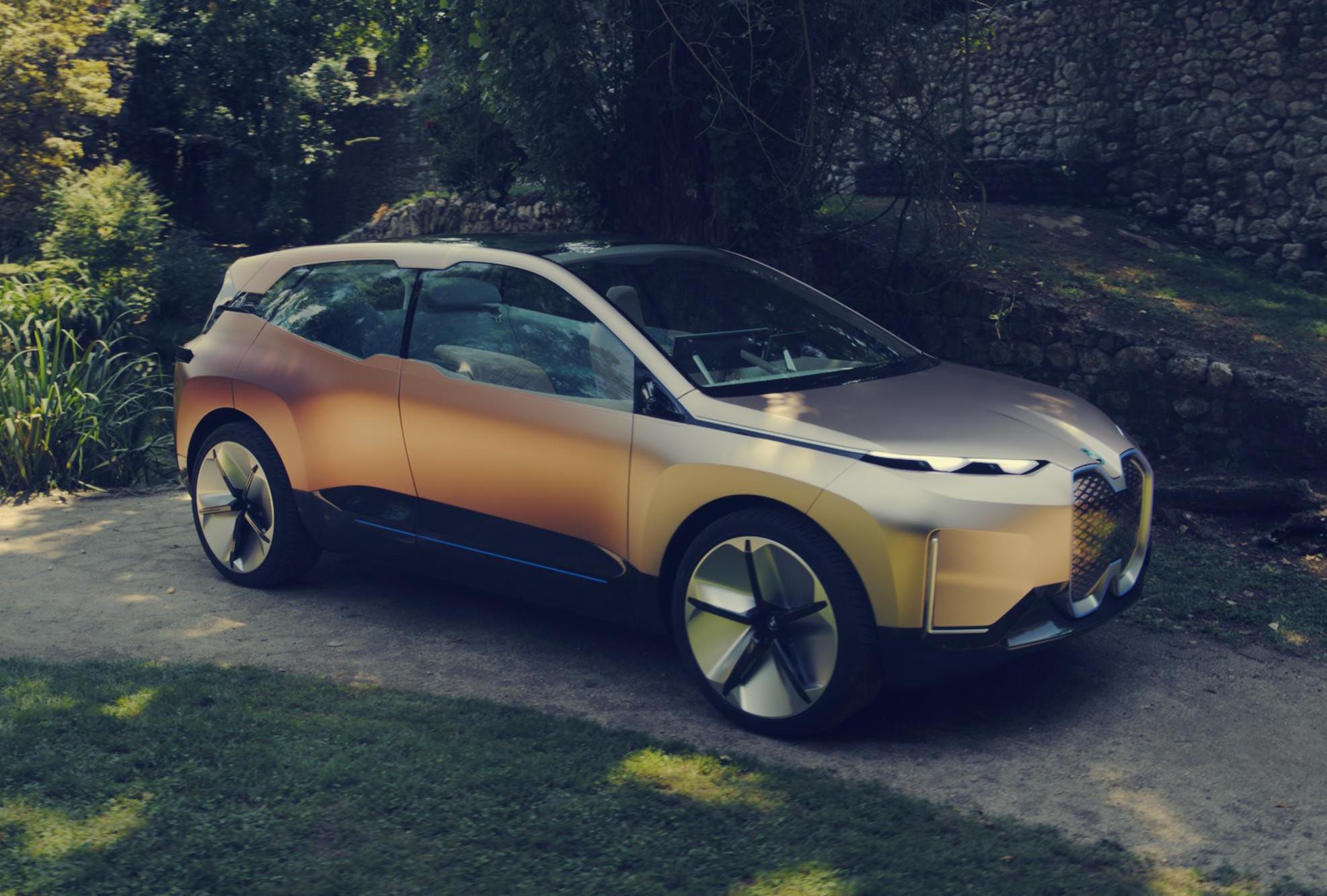 BMW тества електрически SUV в екстремна жега