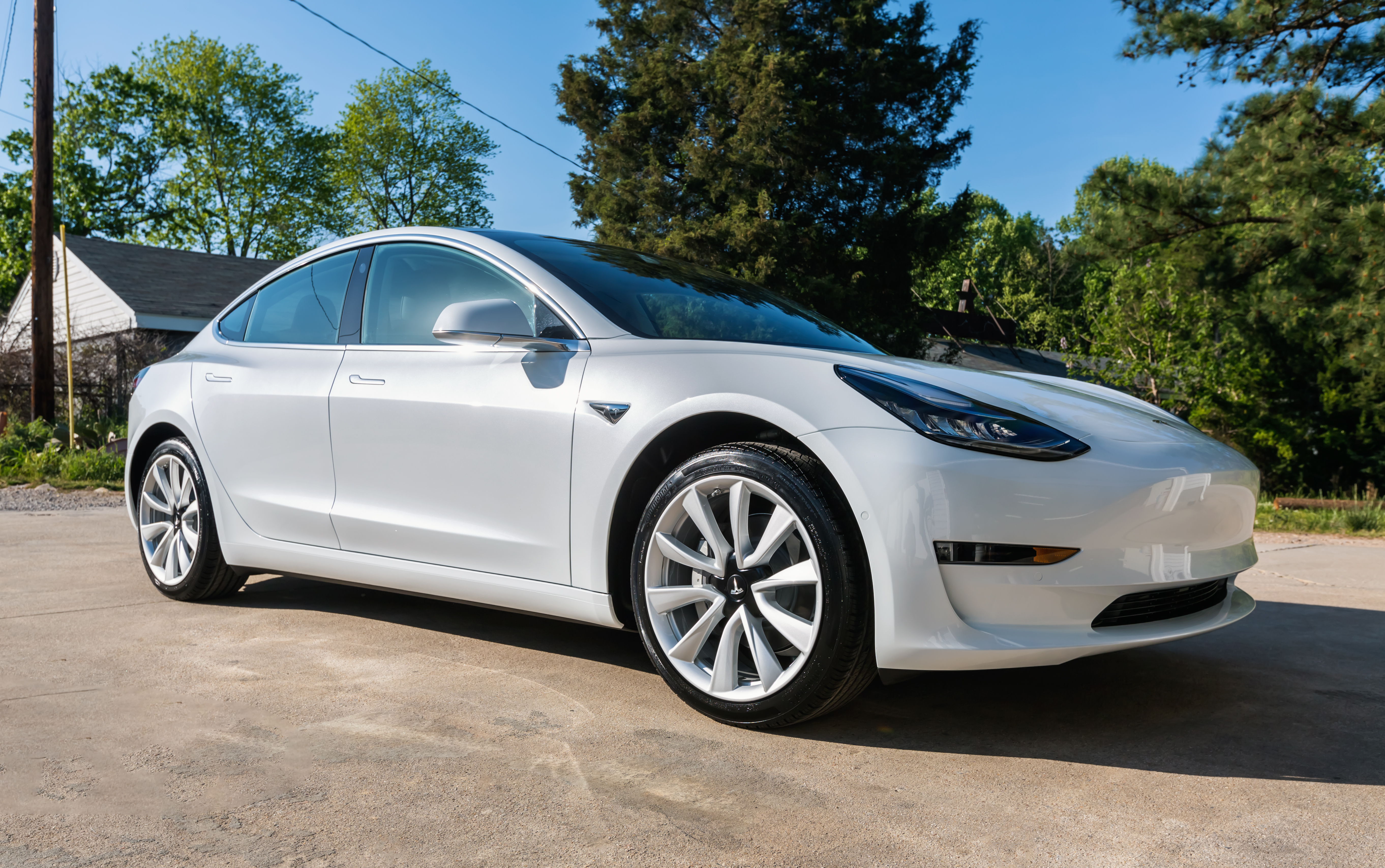Масови оплаквания от боята на Tesla Model 3