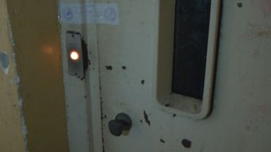 Момчето, починало в асансьор, било на урок, колелото му го затиснало
